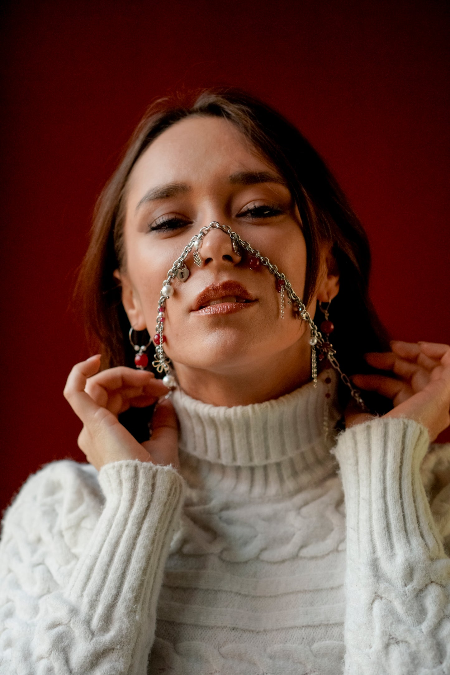 Collana lunga Vizio in Paris in acciaio, rubini lab e perle di conchiglia – 90 cm