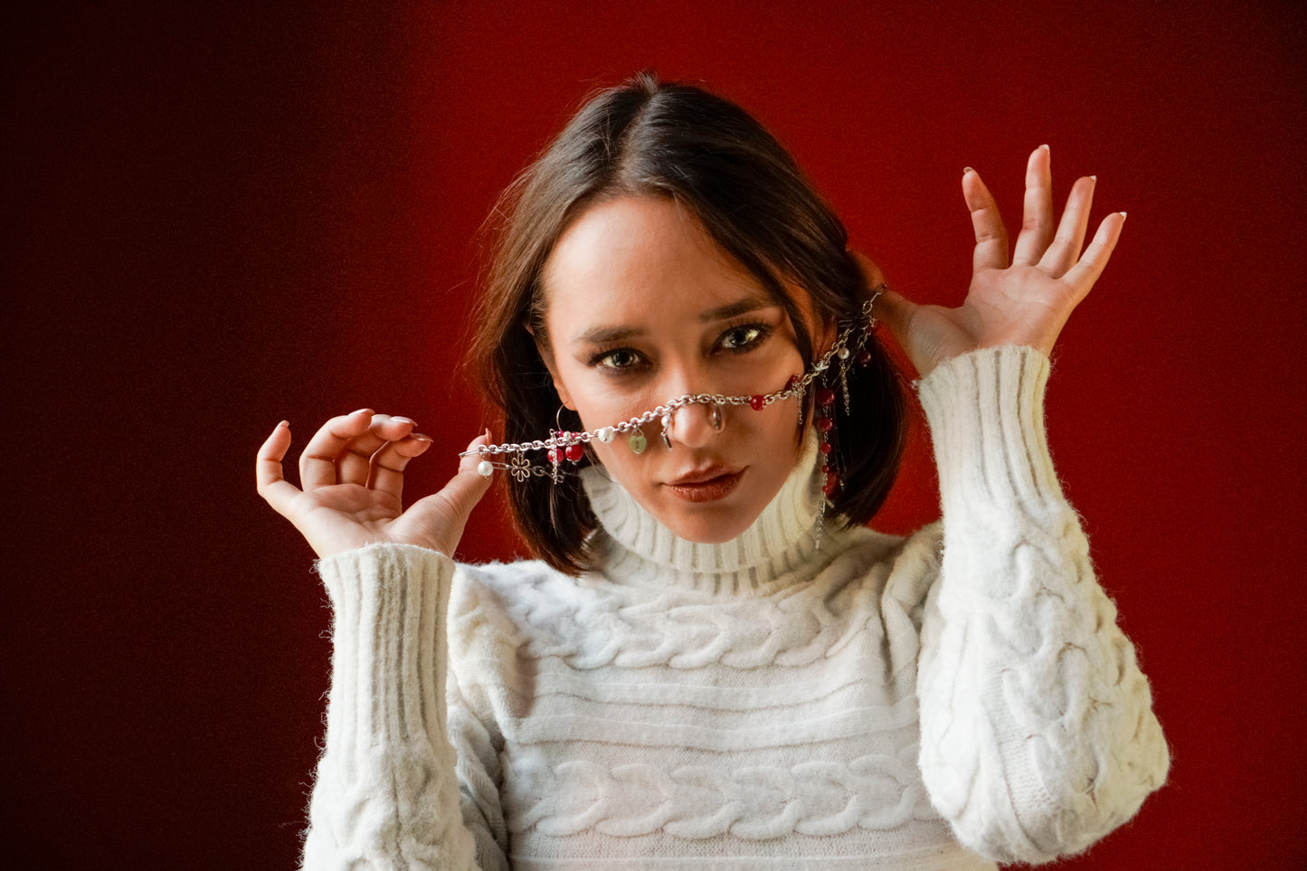 Collana lunga Vizio in Paris in acciaio, rubini lab e perle di conchiglia – 90 cm