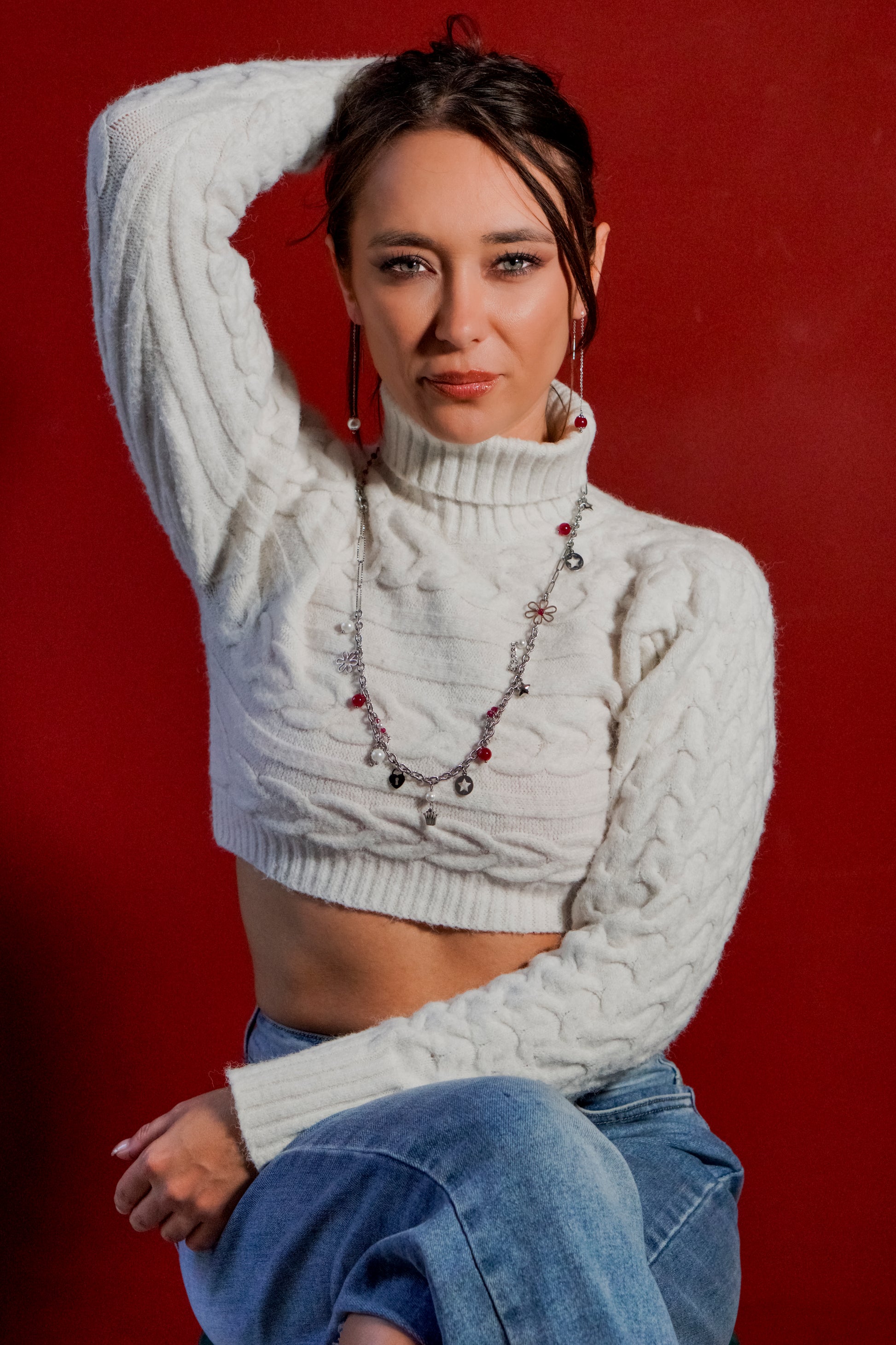 Mono orecchino a catenella acciaio e rubino lab e mono orecchino  con perla di conchiglia abbinati a collana in acciaio con perle di conchiglia e rubini lab