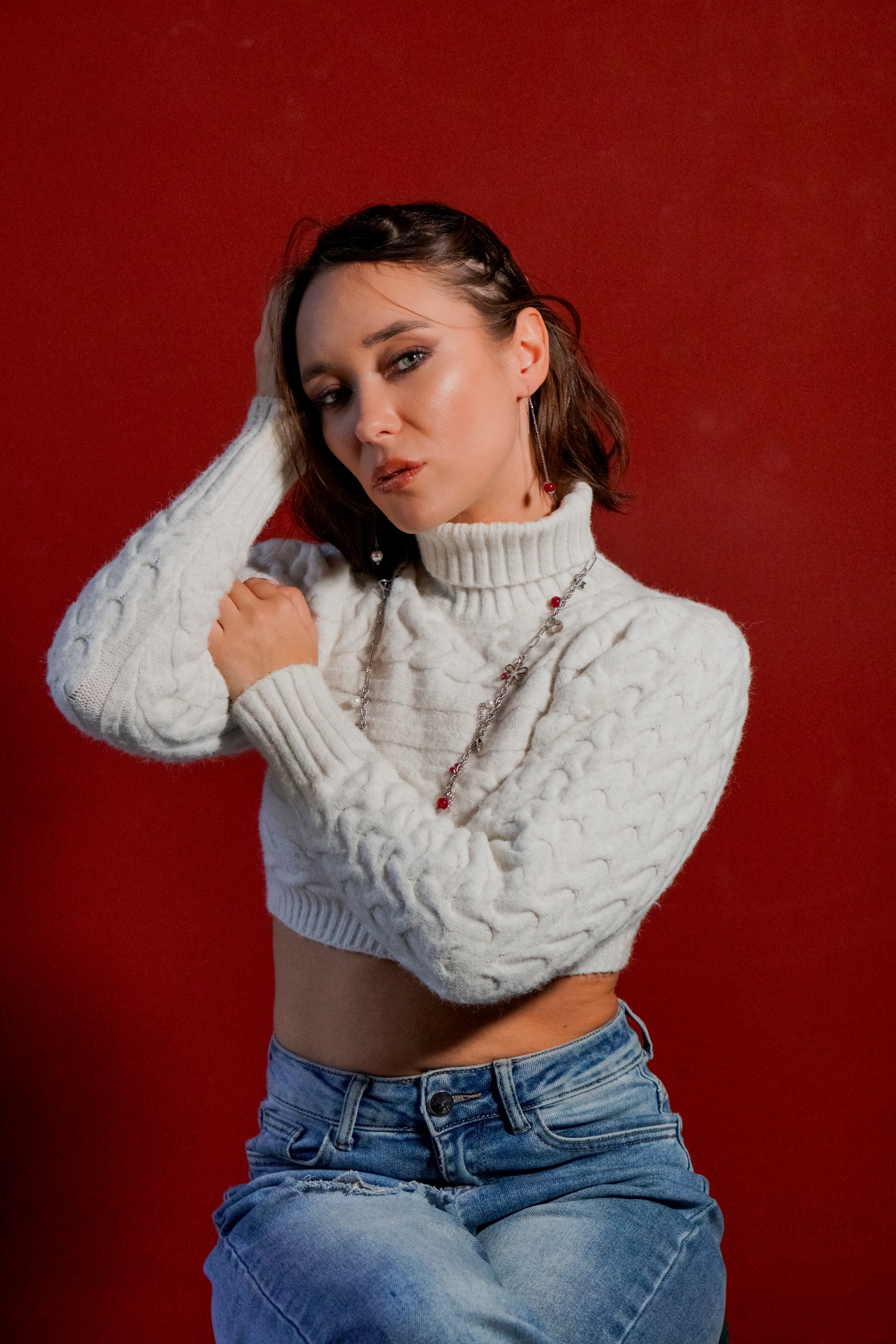 Mono orecchino a catenella acciaio e rubino lab e mono orecchino  con perla di conchiglia abbinati a collana in acciaio con perle di conchiglia e rubini lab