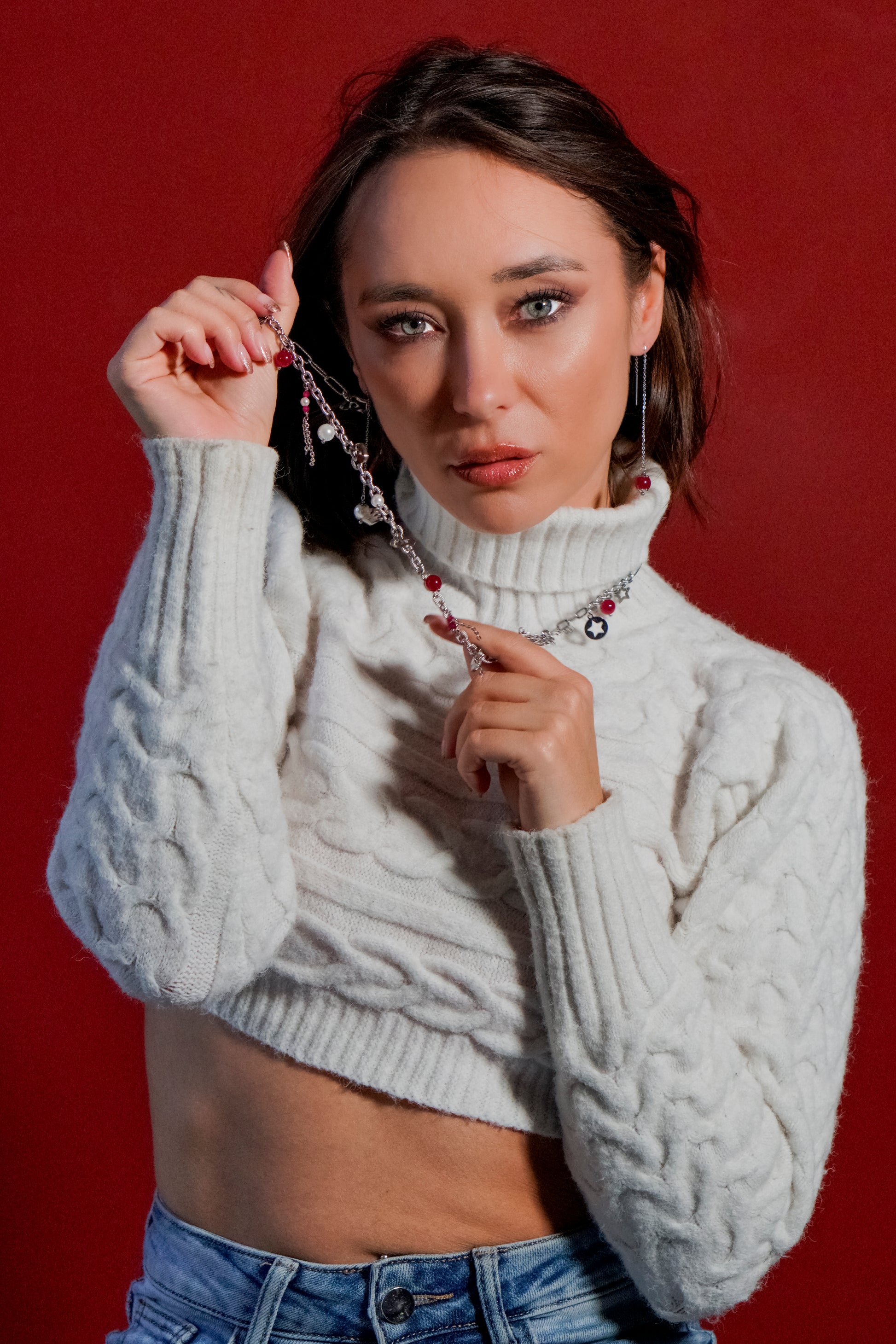 Mono orecchino a catenella acciaio e rubino lab e mono orecchino  con perla di conchiglia abbinati a collana in acciaio con perle di conchiglia e rubini lab