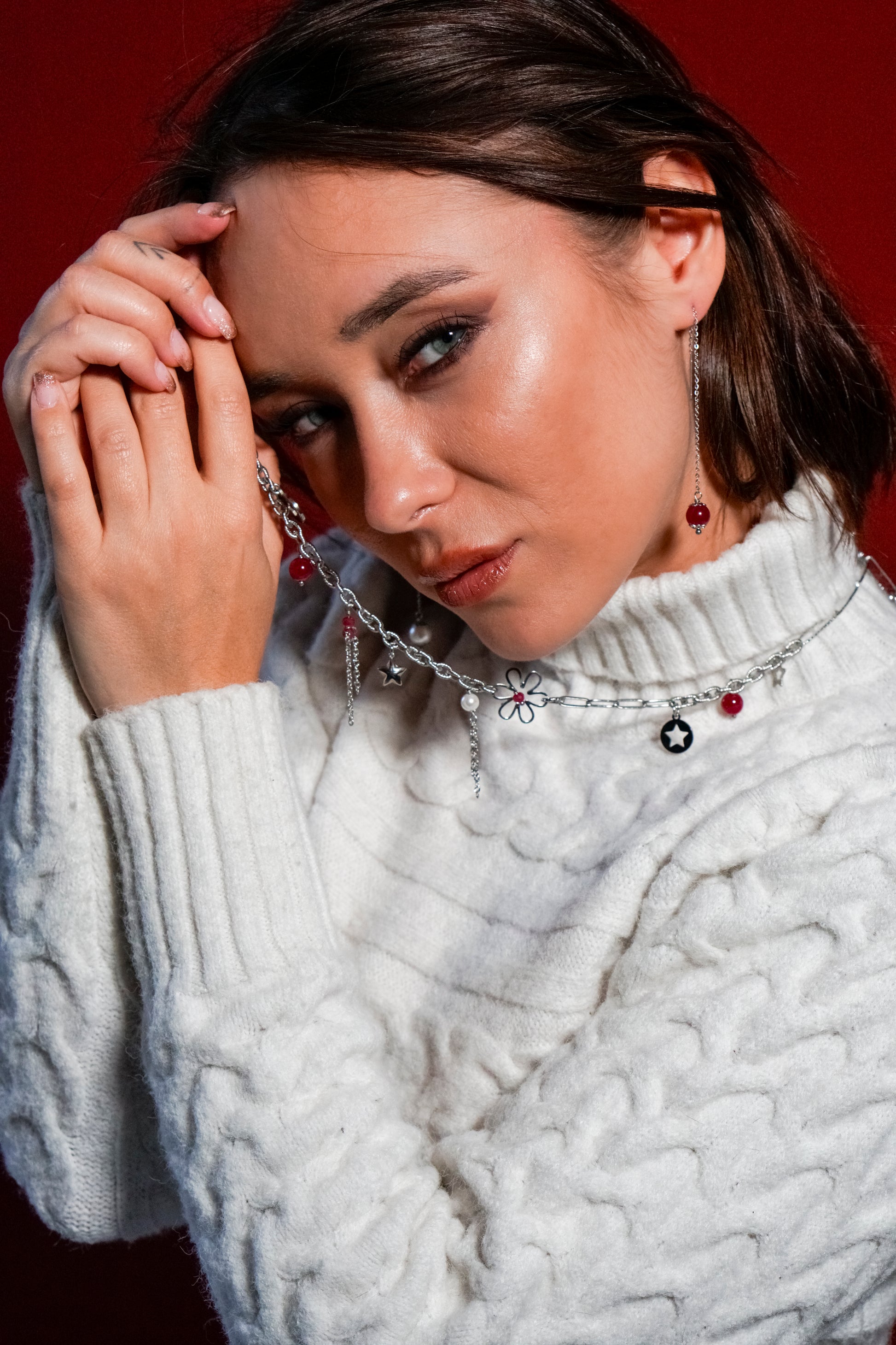 Mono orecchino a catenella acciaio e rubino lab abbinato a collana in acciaio con perle di conchiglia e rubini lab