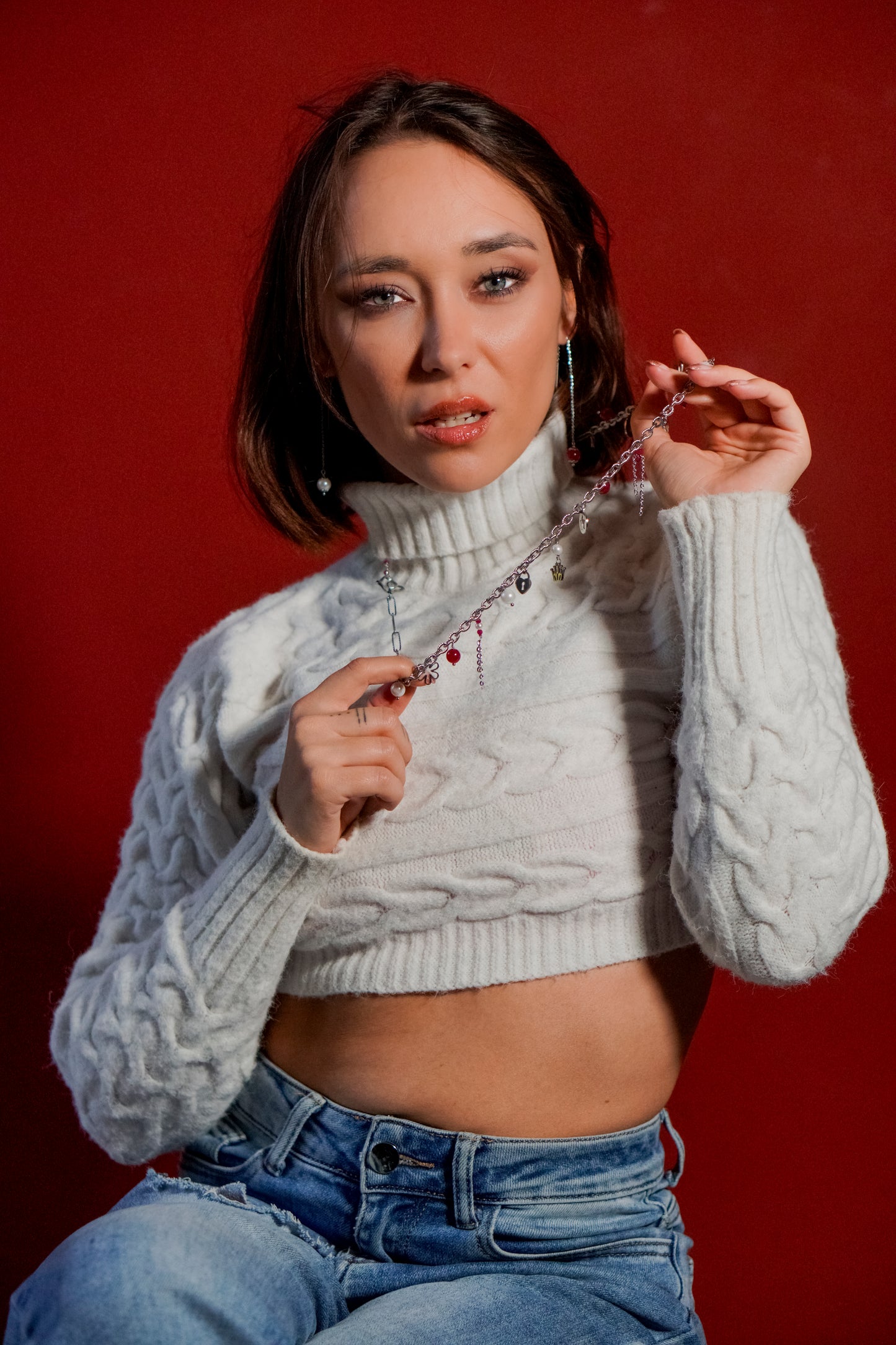 Mono orecchino a catenella acciaio e rubino lab e mono orecchino  con perla di conchiglia abbinati a collana in acciaio con perle di conchiglia e rubini lab