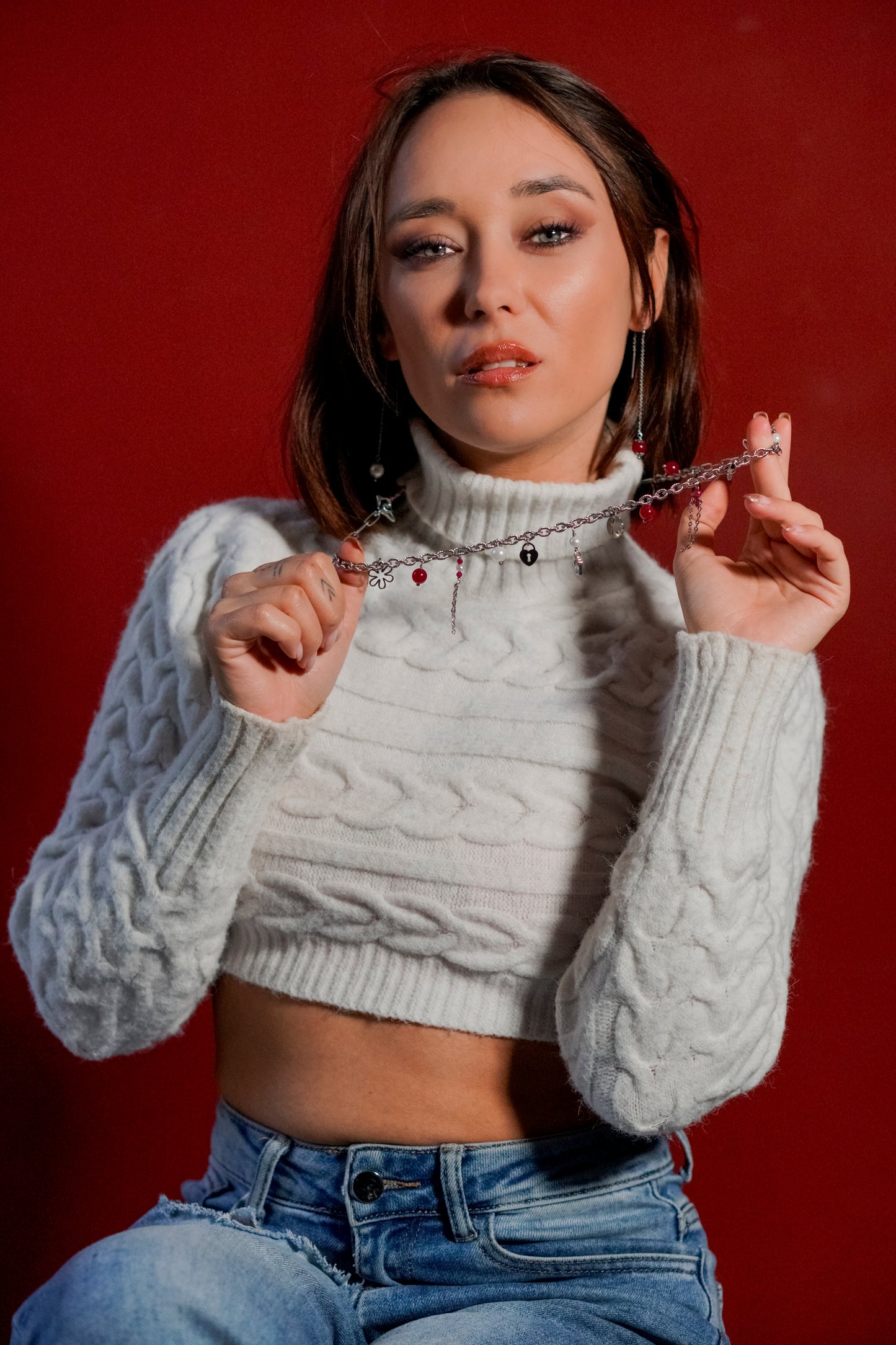 Mono orecchino a catenella acciaio e rubino lab e mono orecchino  con perla di conchiglia abbinati a collana in acciaio con perle di conchiglia e rubini lab