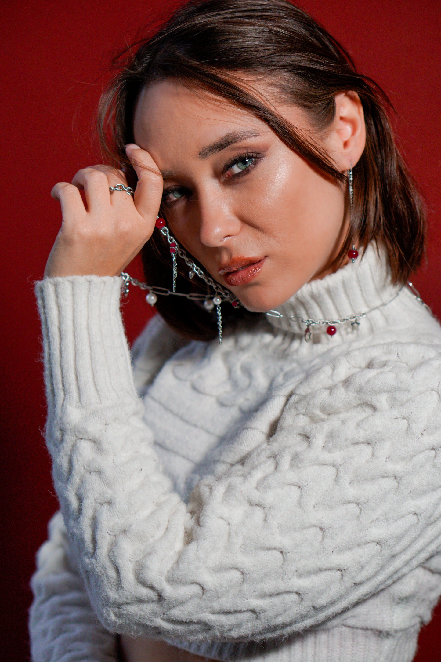 Mono orecchino a catenella acciaio e rubino lab e mono orecchino  con perla di conchiglia abbinati a collana in acciaio con perle di conchiglia e rubini lab