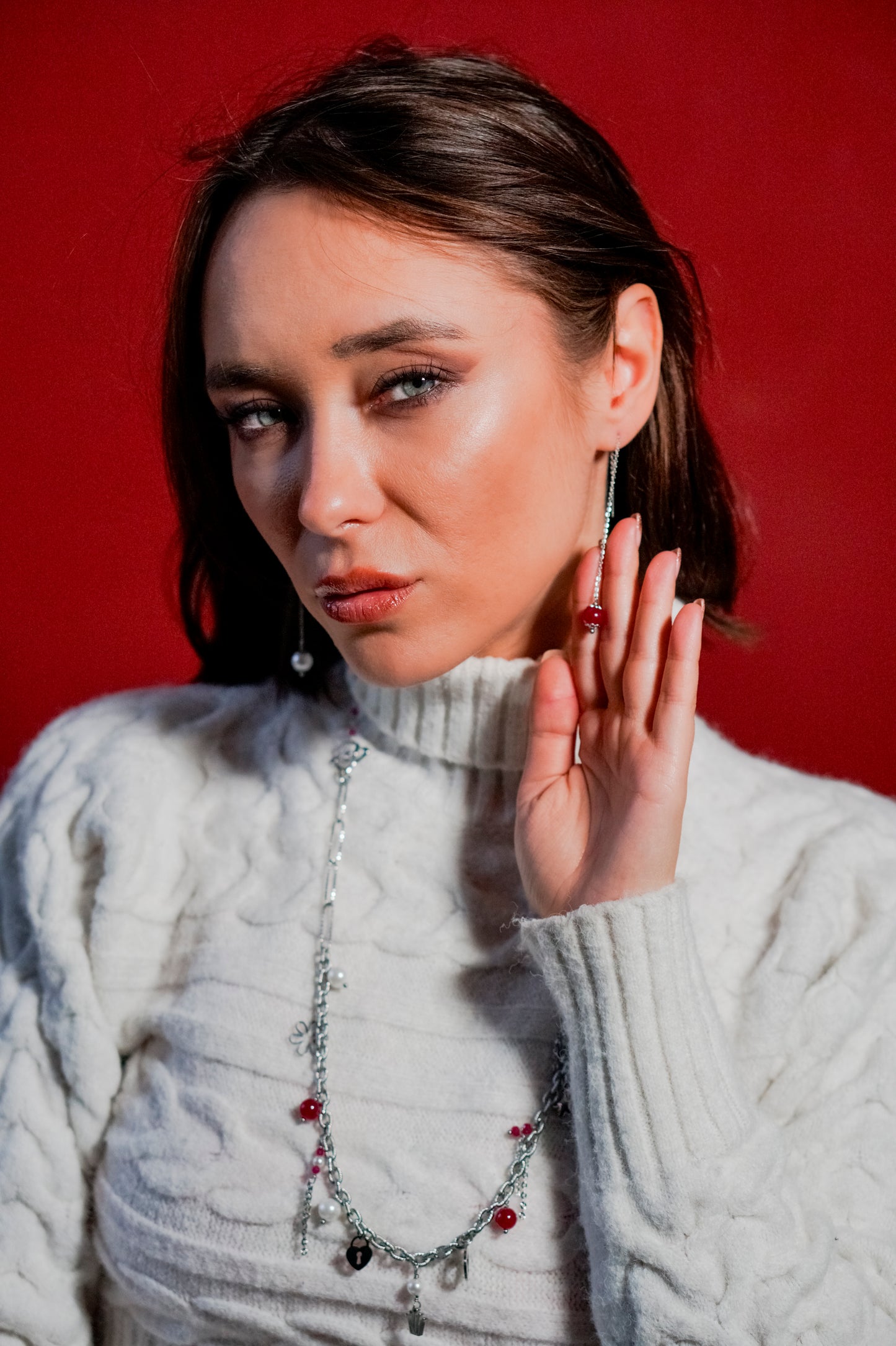 Mono orecchino a catenella acciaio e rubino lab e mono orecchino  con perla di conchiglia abbinati a collana in acciaio con perle di conchiglia e rubini lab