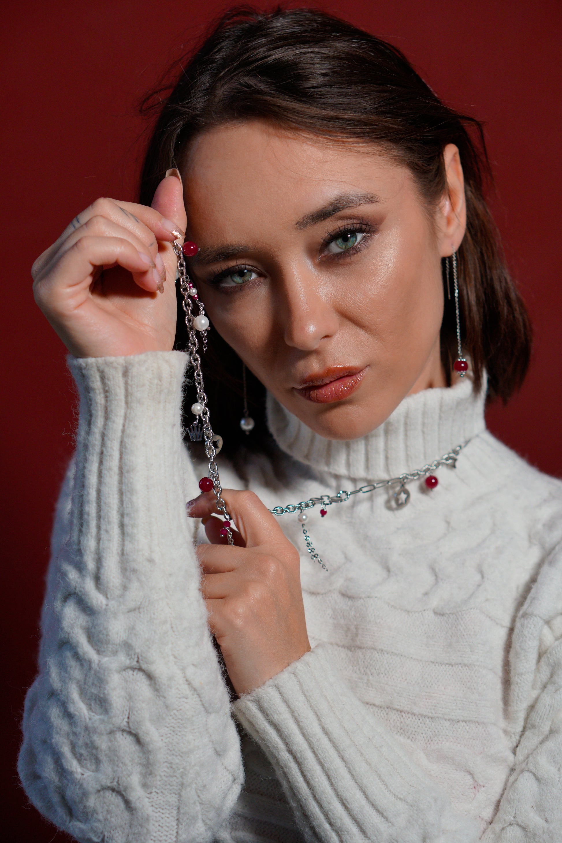 Mono orecchino a catenella acciaio e rubino lab e mono orecchino  con perla di conchiglia abbinati a collana in acciaio con perle di conchiglia e rubini lab