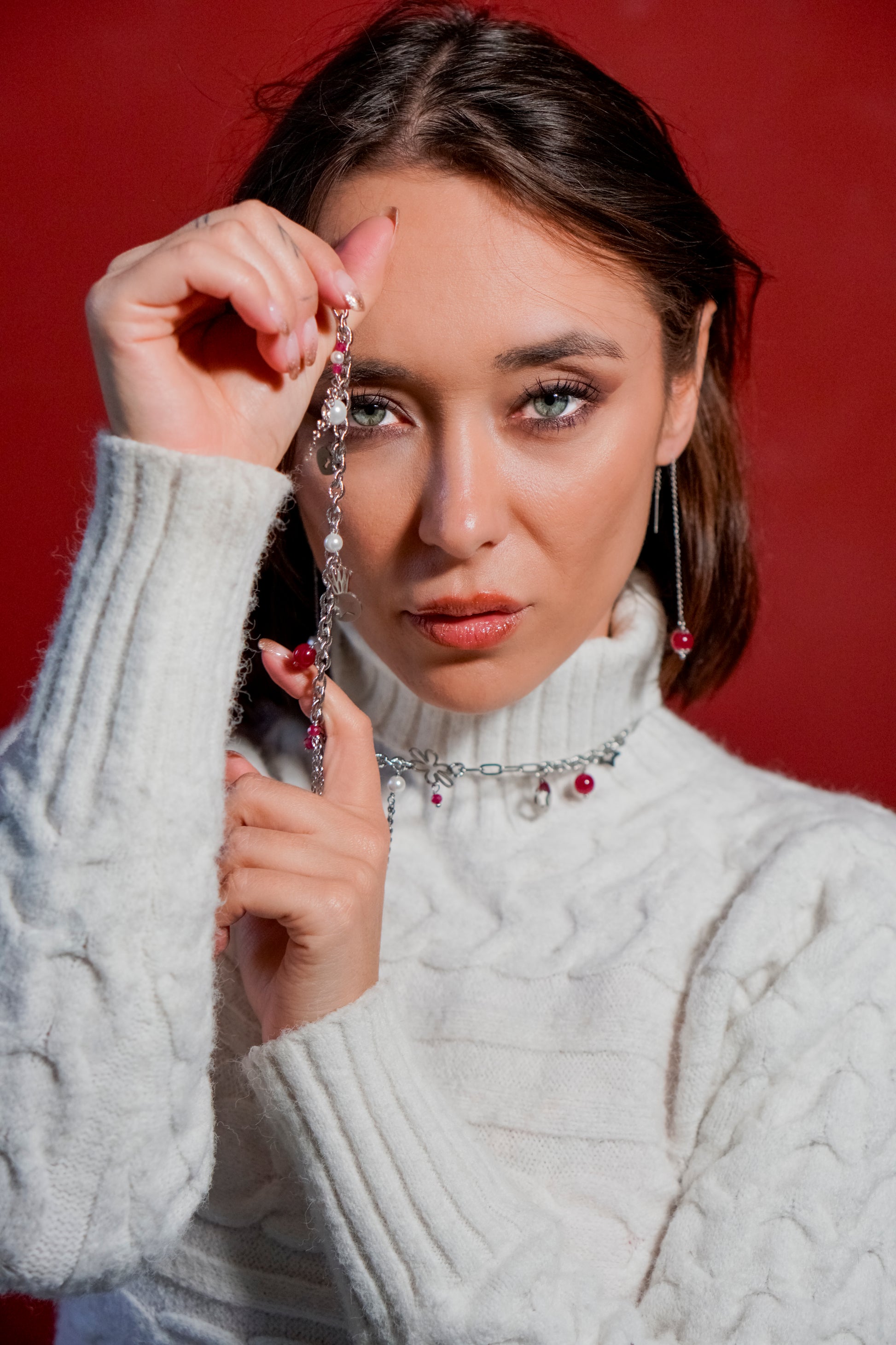 Mono orecchino a catenella acciaio e rubino lab  abbinato a collana in acciaio con perle di conchiglia e rubini lab