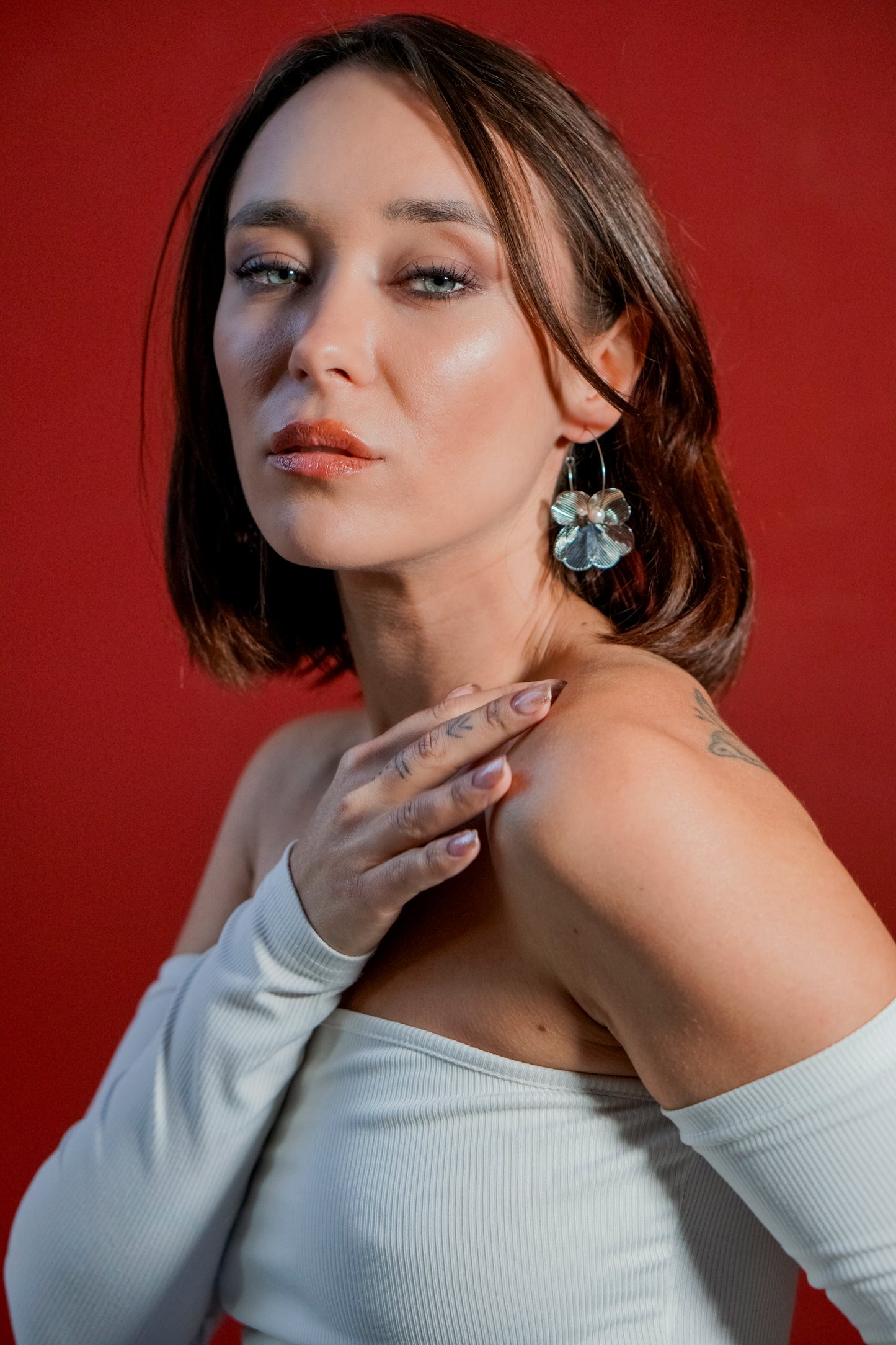 Mono orecchino in acciaio e  perle di conchiglia 