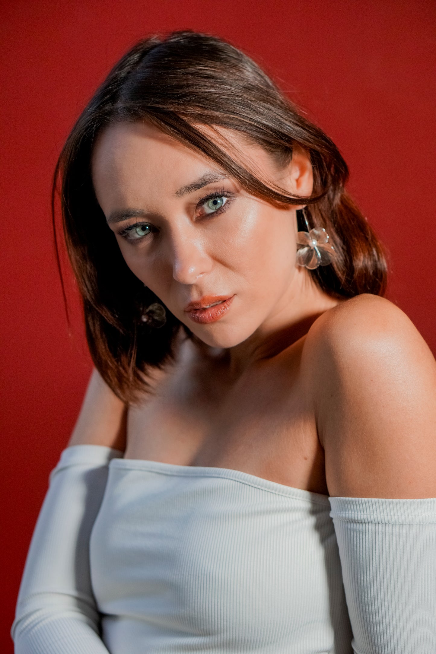 Mono orecchino in acciaio e  perle di conchiglia 