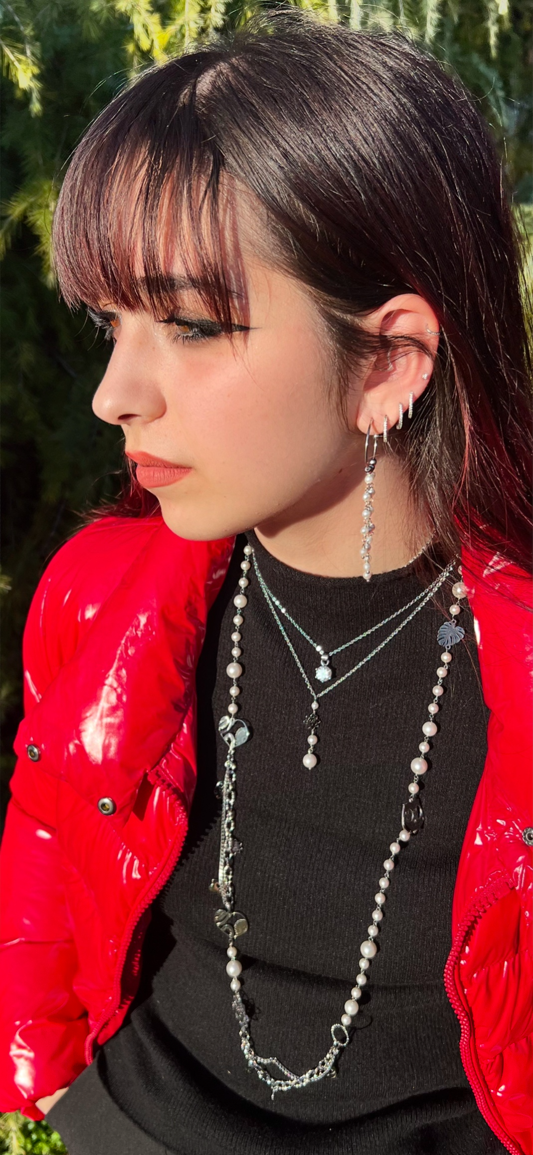 Mono orecchino in acciaio e perle di madreperla e collane in acciaio