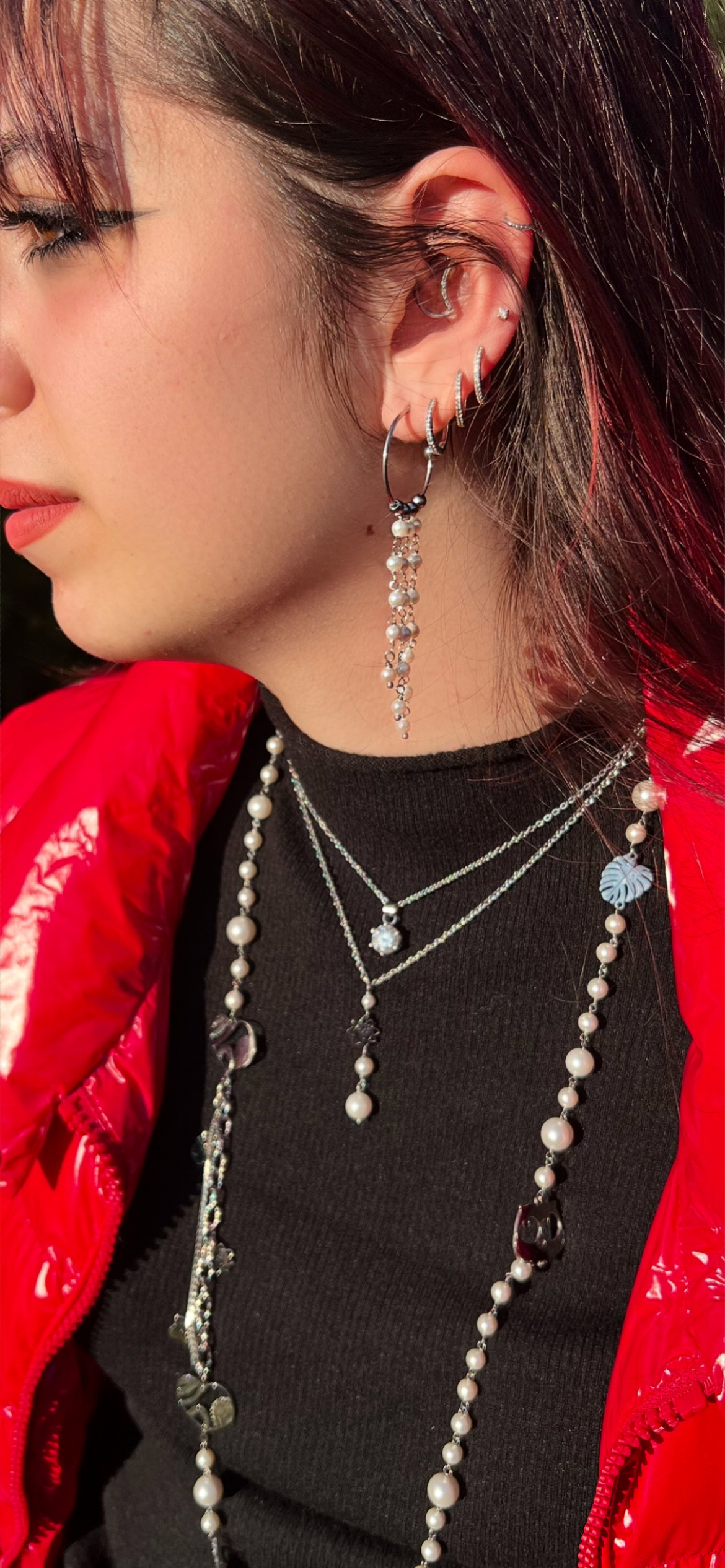 Mono orecchino e collane in acciaio e perle di madreperla 