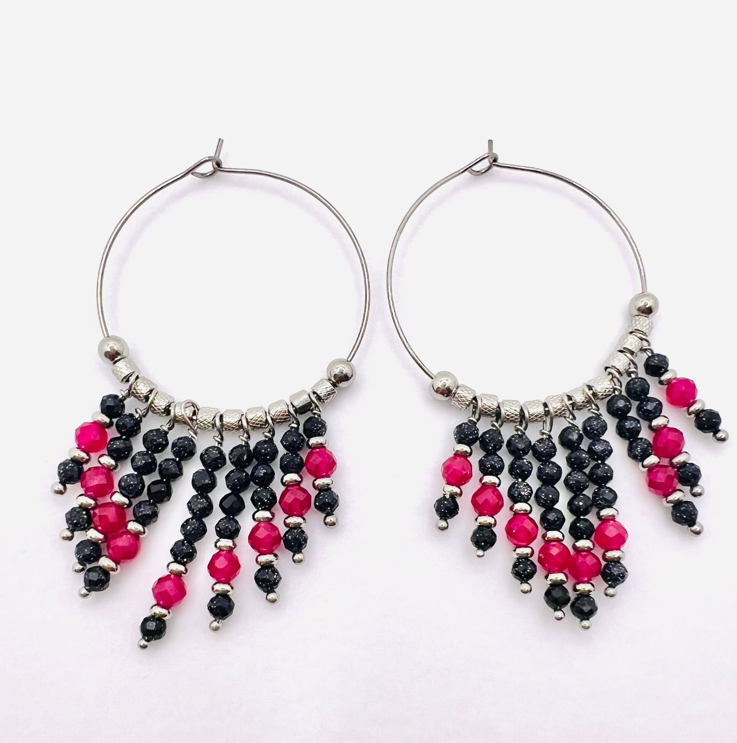 Orecchini artigianali a cerchio grandi con pietre semi-preziose