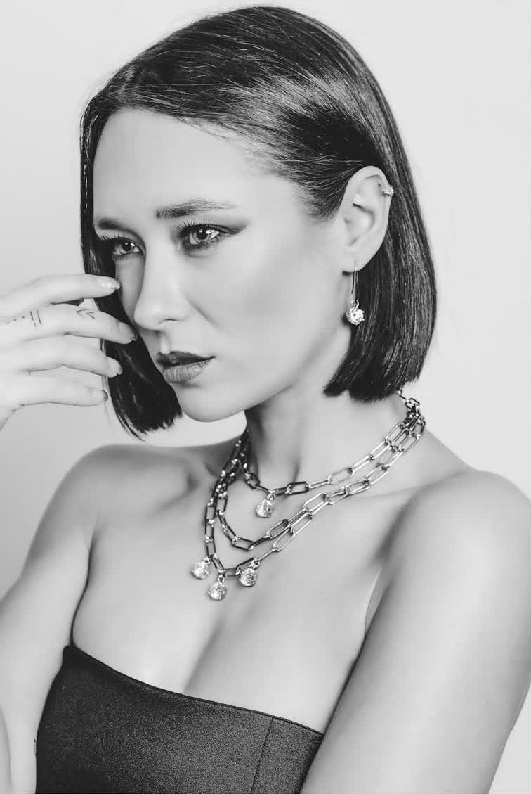 Girocolli e orecchini in acciaio e moissanite