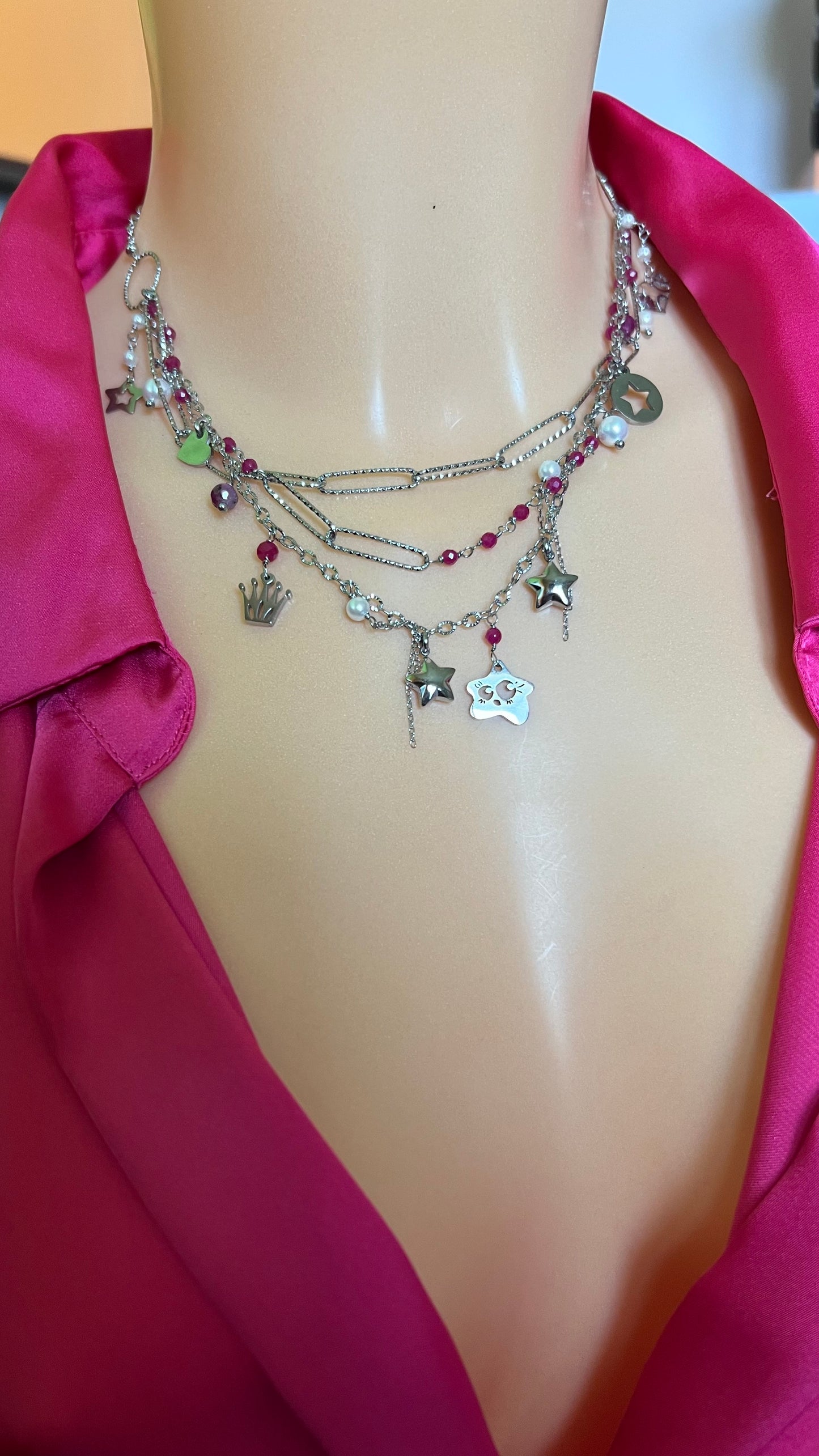 Girocollo triplo in acciaio con rubini lab e perle di conchiglia