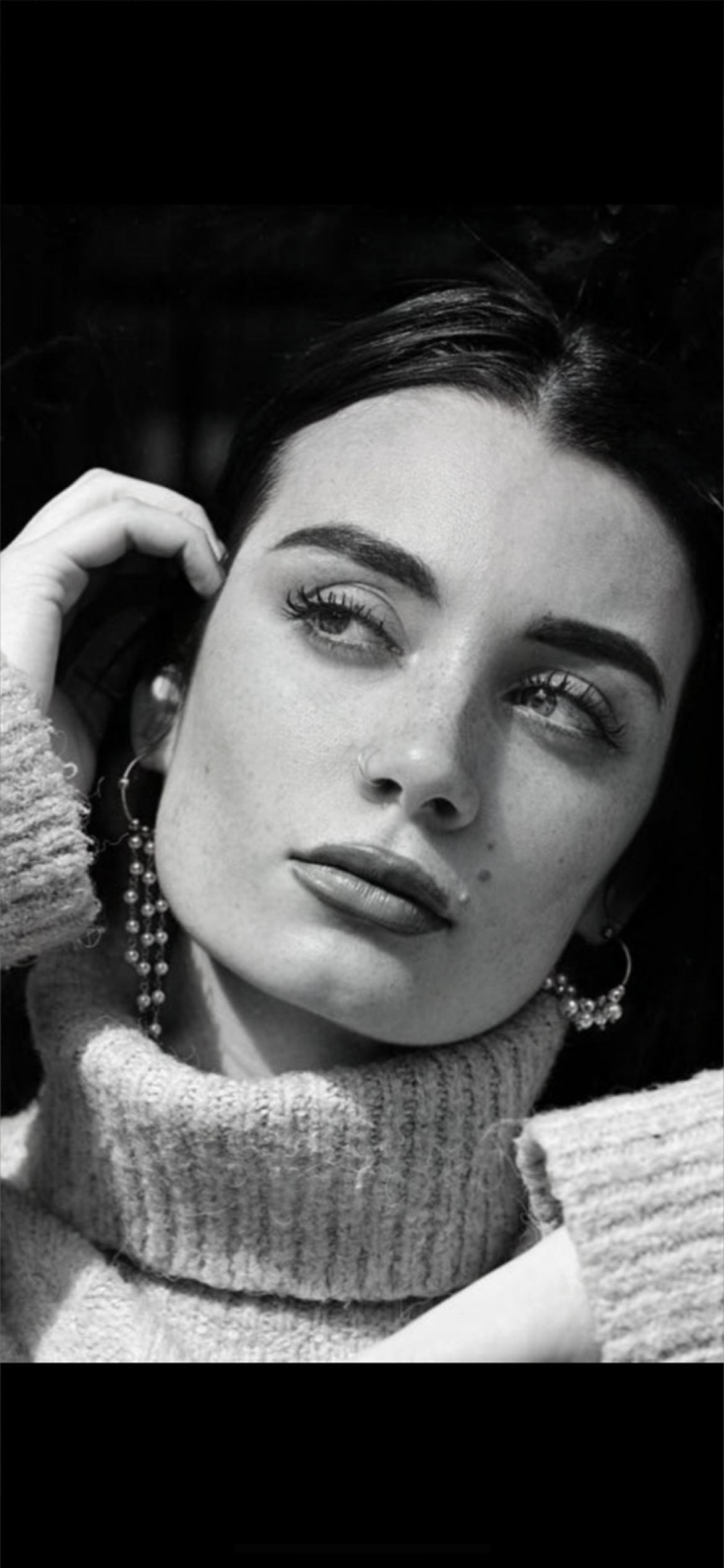 Mono orecchino e collane in acciaio e perle di madreperla 