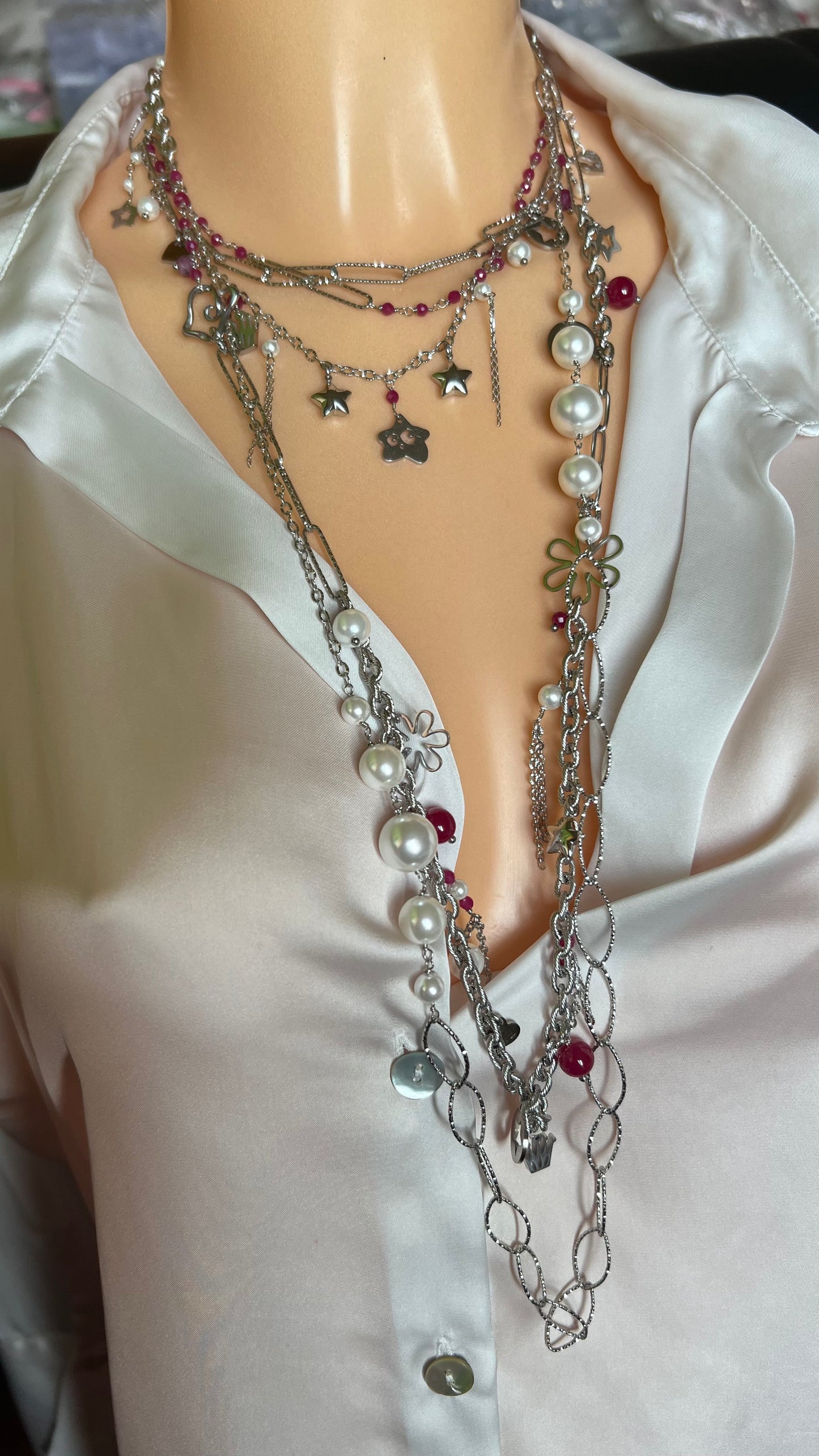 Collana lunga Vizio in Paris in acciaio, rubini lab e perle di conchiglia 