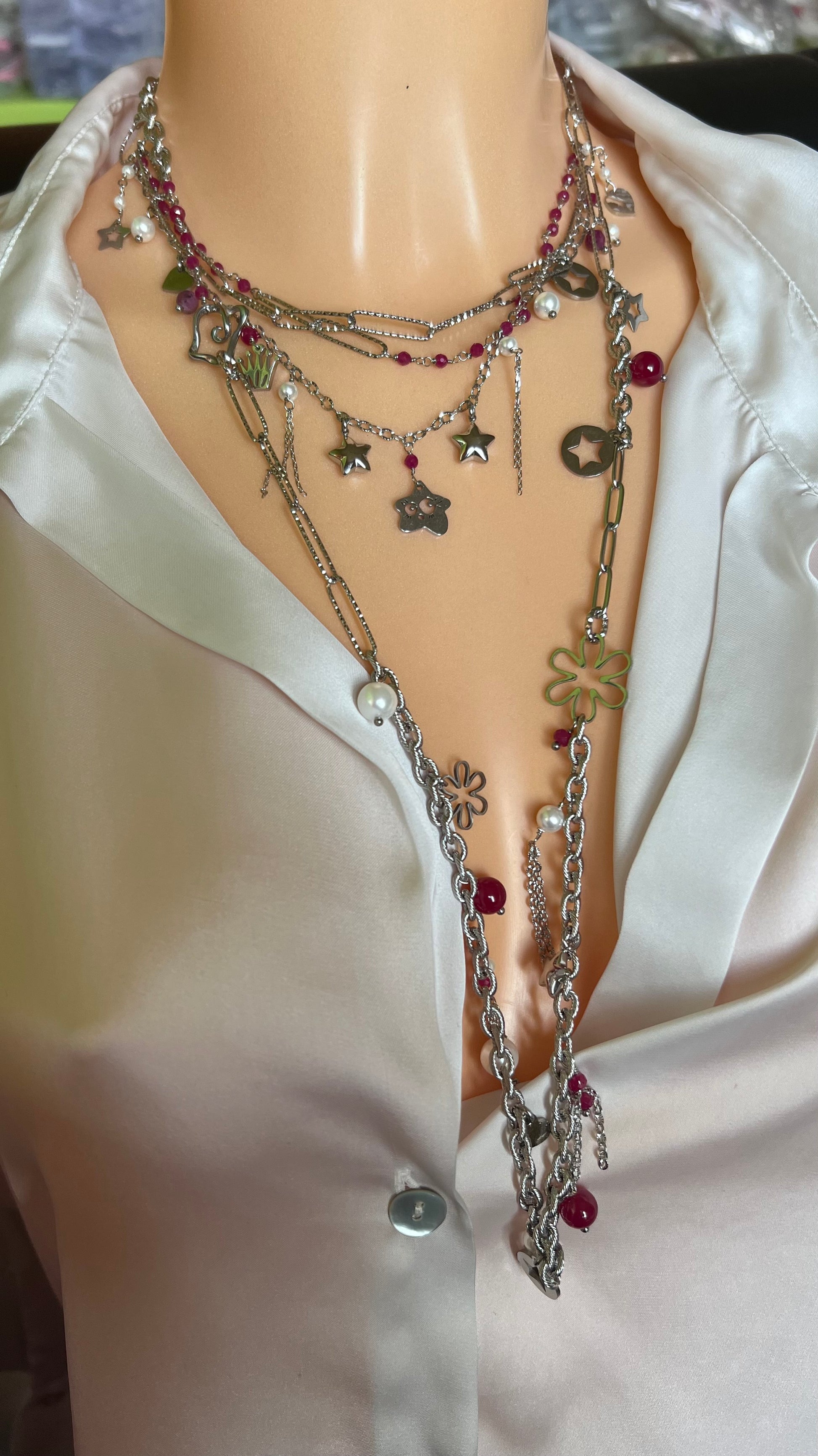 Collana lunga Vizio in Paris in acciaio, rubini lab e perle di conchiglia 