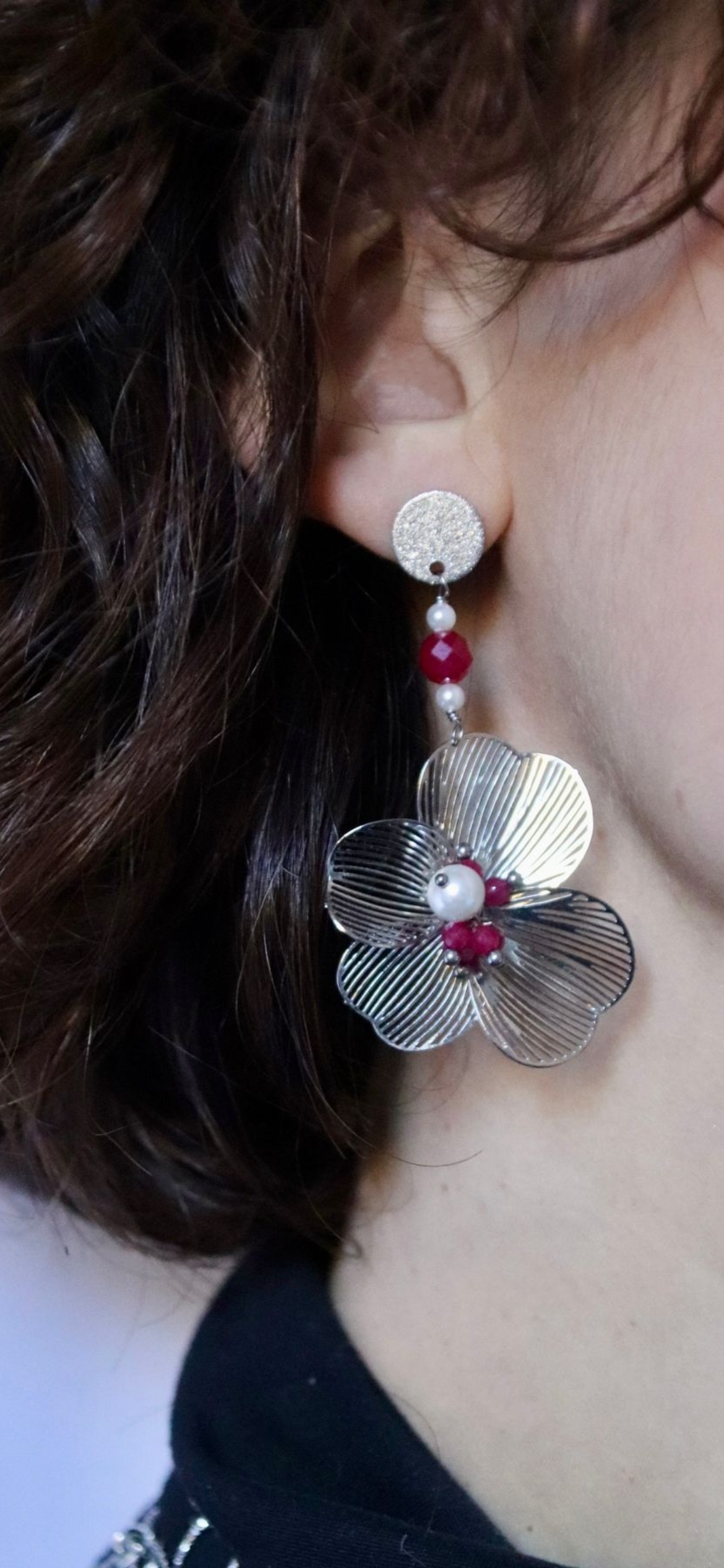 Mono orecchino fiore acciaio rubino lab e perle di conchiglia