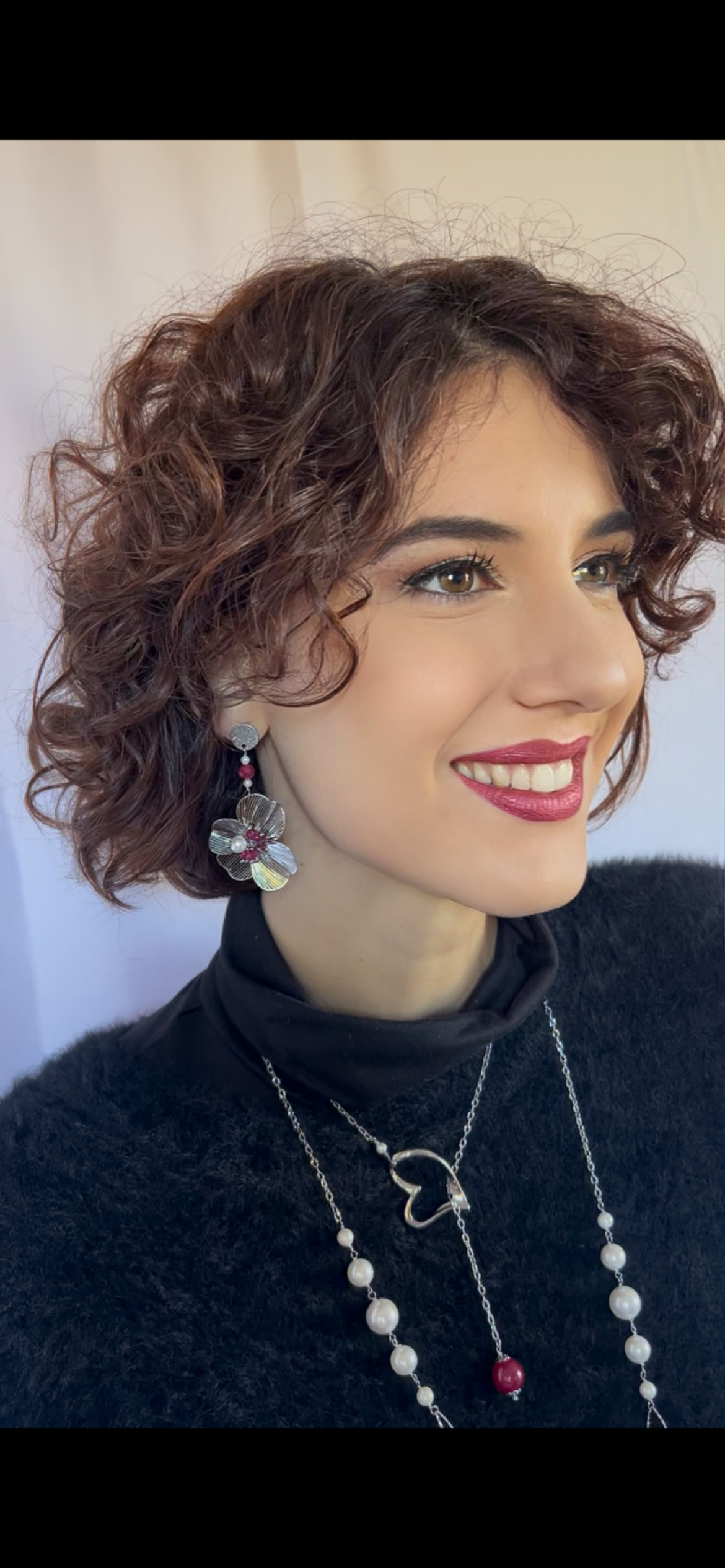 Mono orecchino fiore acciaio rubino lab e perle di conchiglia