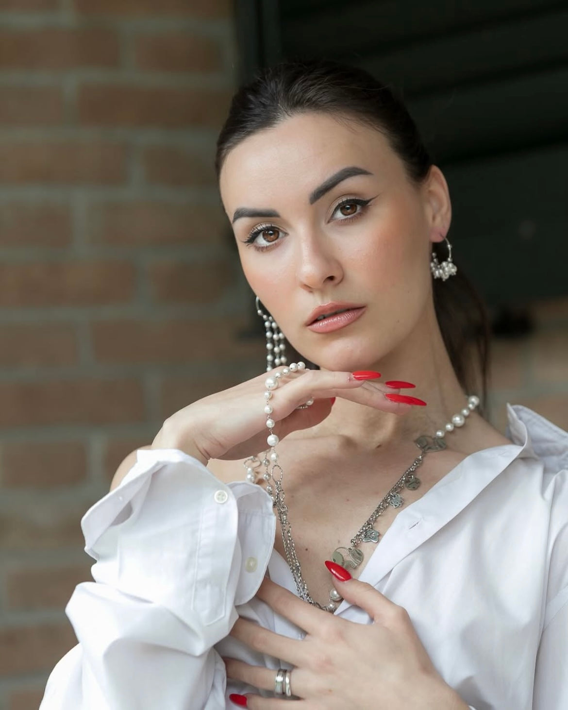 Mono orecchino e collane in acciaio e perle di madreperla 