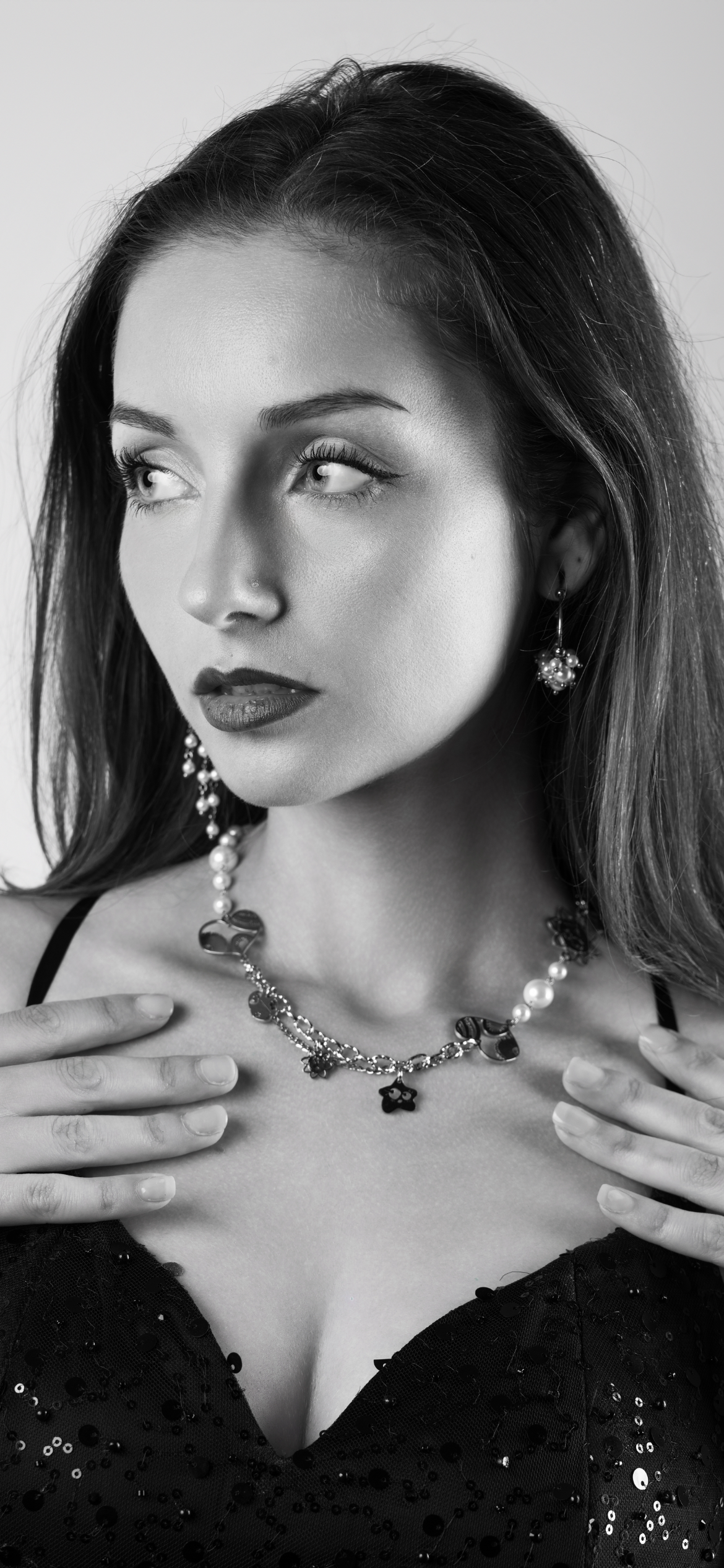 Mono orecchino e collane in acciaio e perle di madreperla 