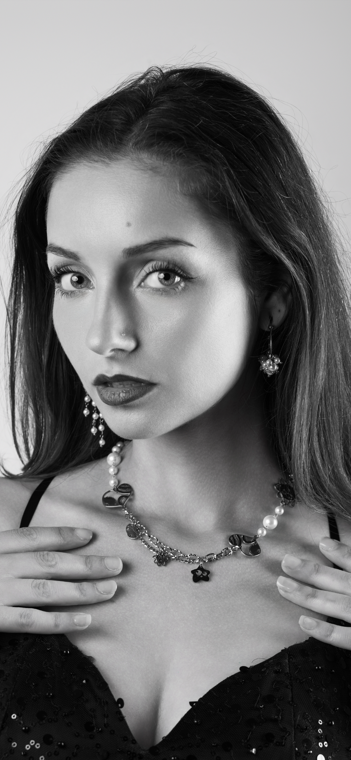 Mono orecchino e collane in acciaio e perle di madreperla 