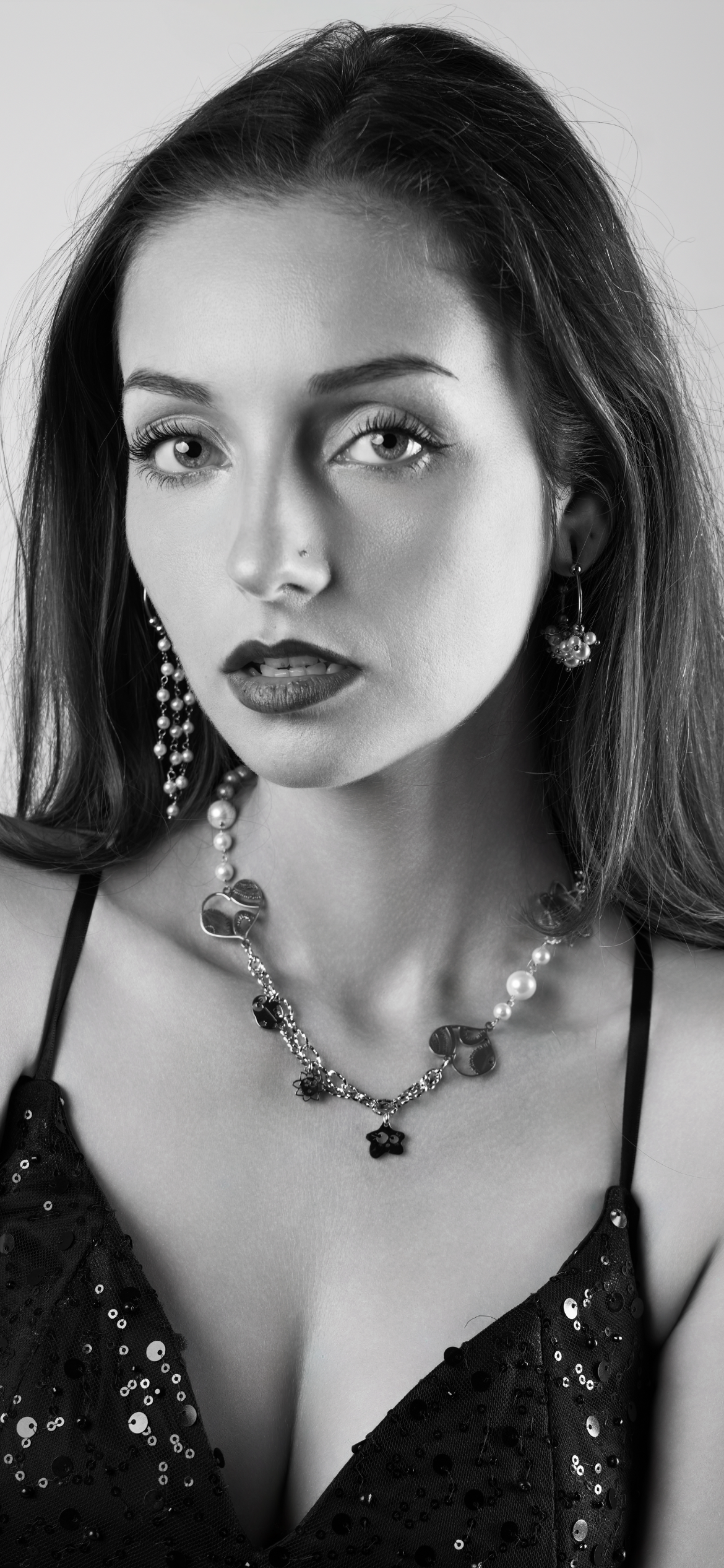 Mono orecchino e collane in acciaio e perle di madreperla 