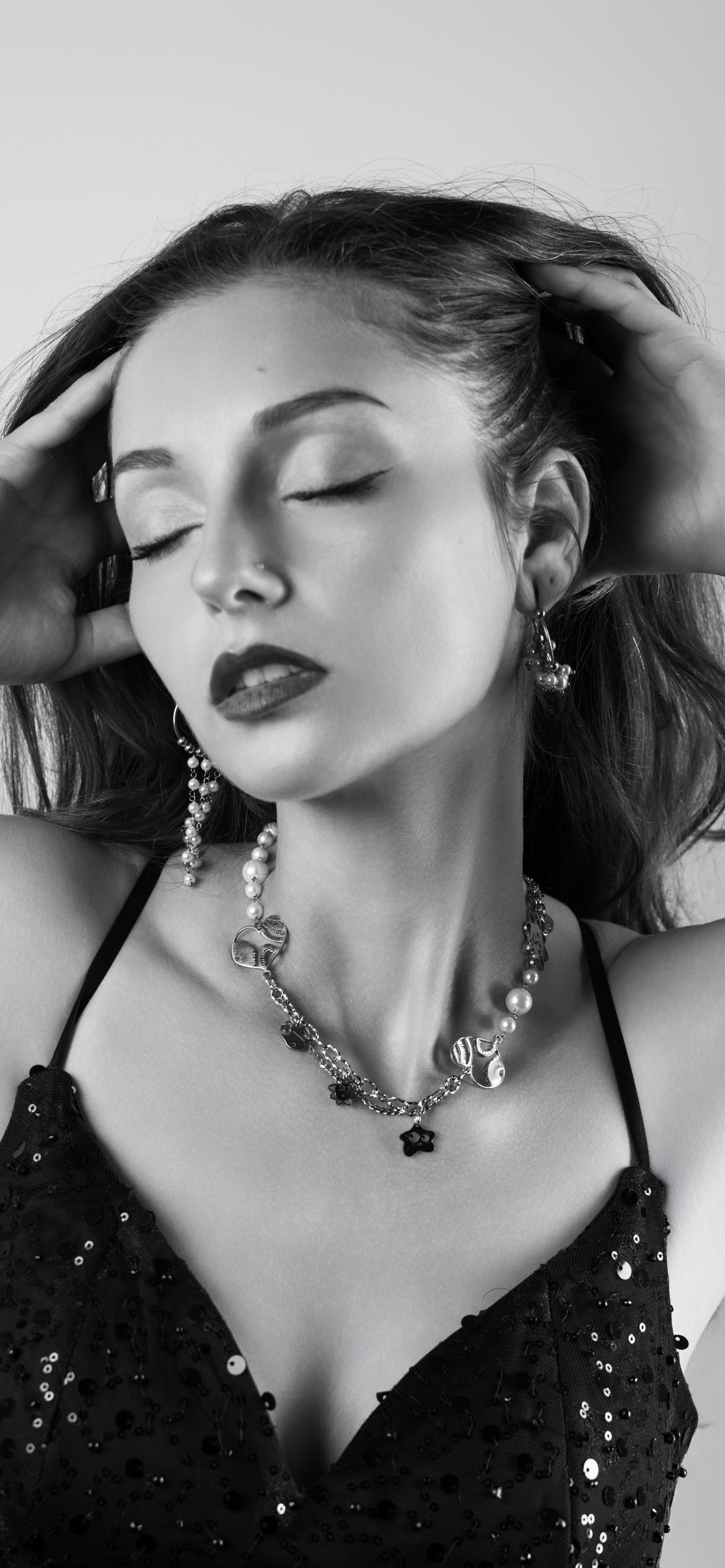 Mono orecchino e collane in acciaio e perle di madreperla 