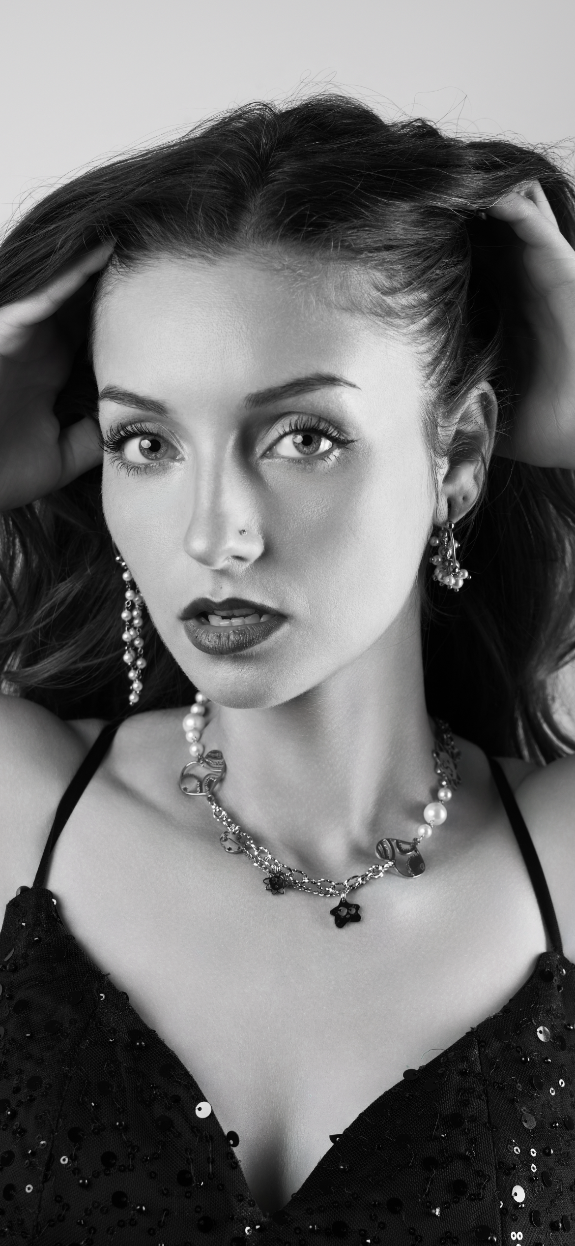 Mono orecchino e collane in acciaio e perle di madreperla 