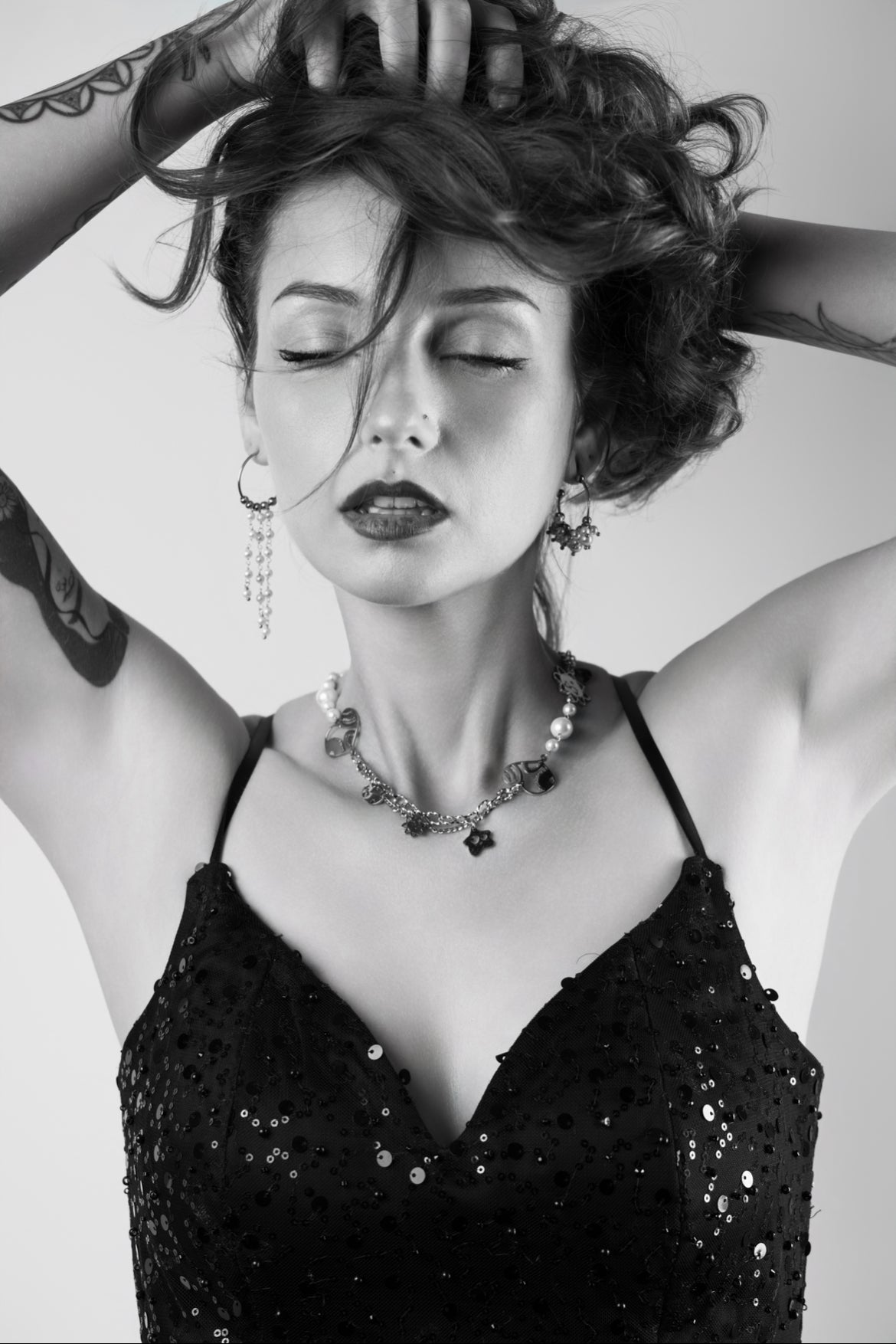 Mono orecchino e collane in acciaio e perle di madreperla 