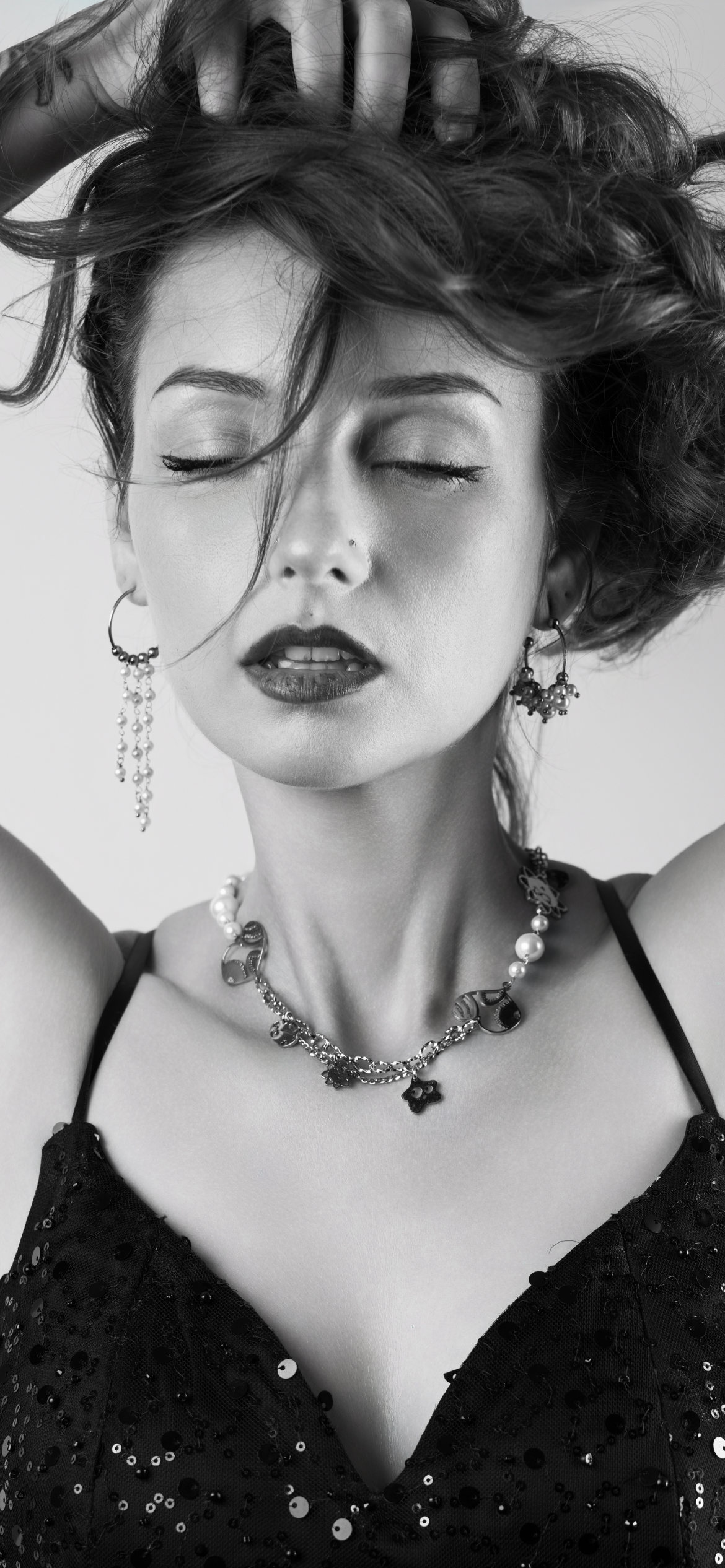 Mono orecchino e collane in acciaio e perle di madreperla 