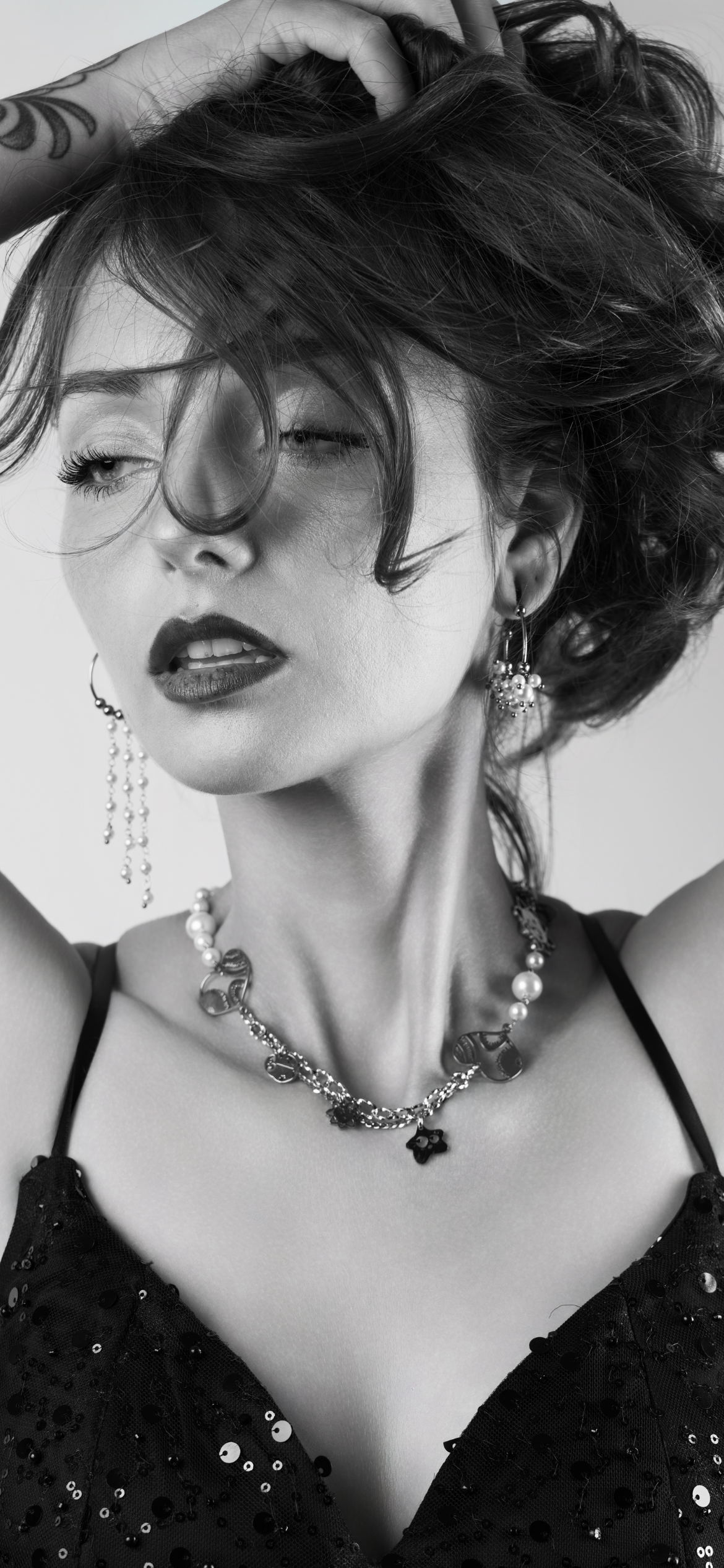 Mono orecchino e collane in acciaio e perle di madreperla 