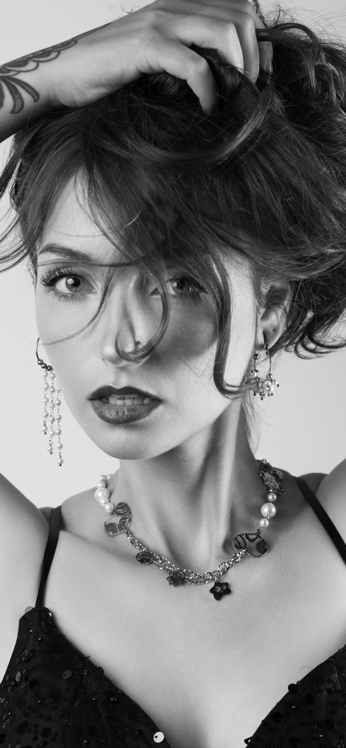 Mono orecchino e collane in acciaio e perle di madreperla 