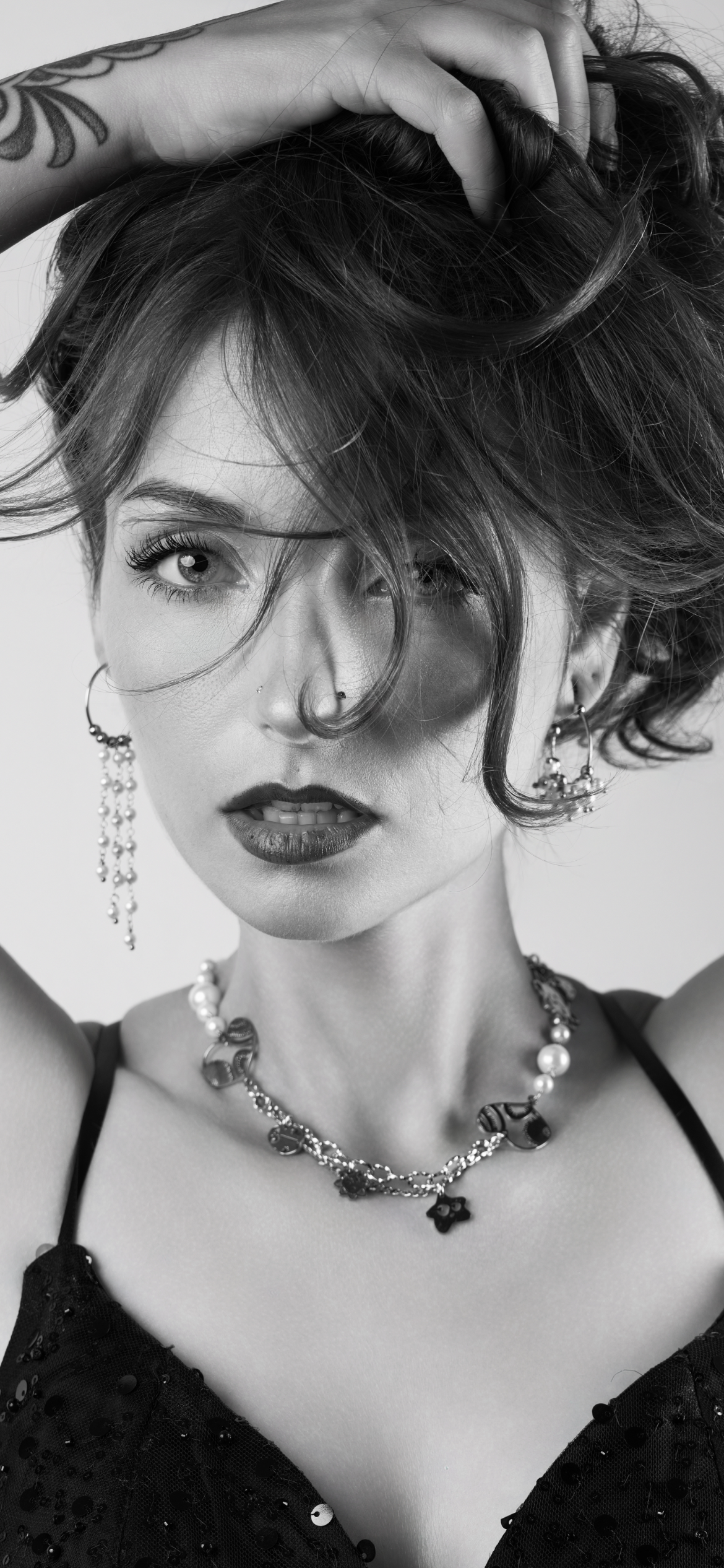 Mono orecchino e collane in acciaio e perle di madreperla 