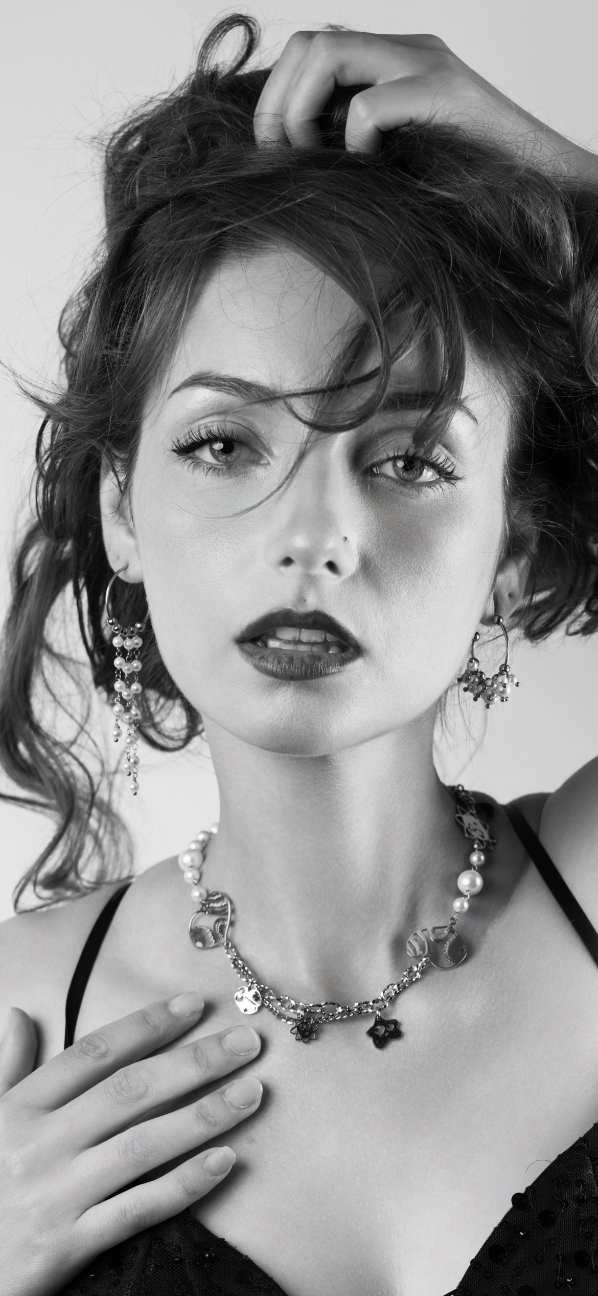 Mono orecchino e collane in acciaio e perle di madreperla 