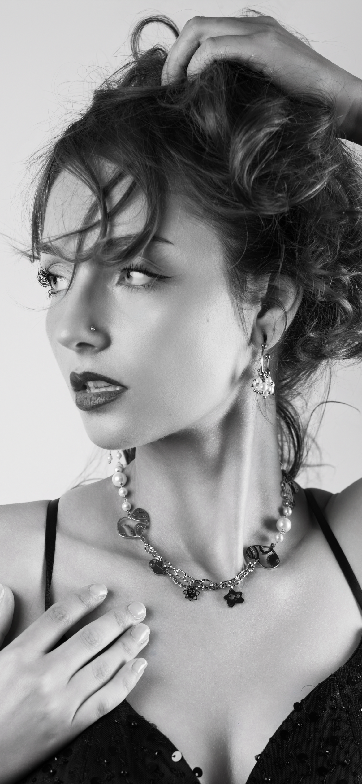 Mono orecchino e collane in acciaio e perle di madreperla 