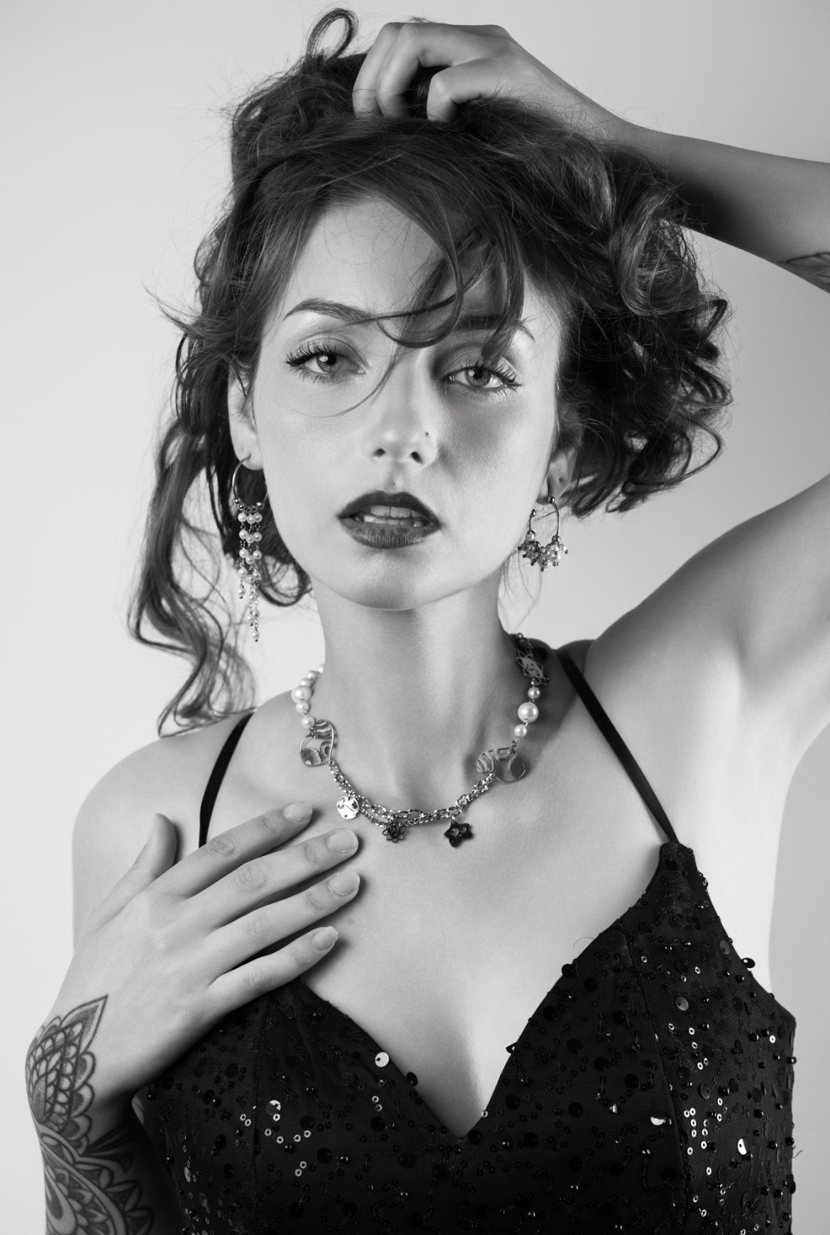 Mono orecchino e collane in acciaio e perle di madreperla 