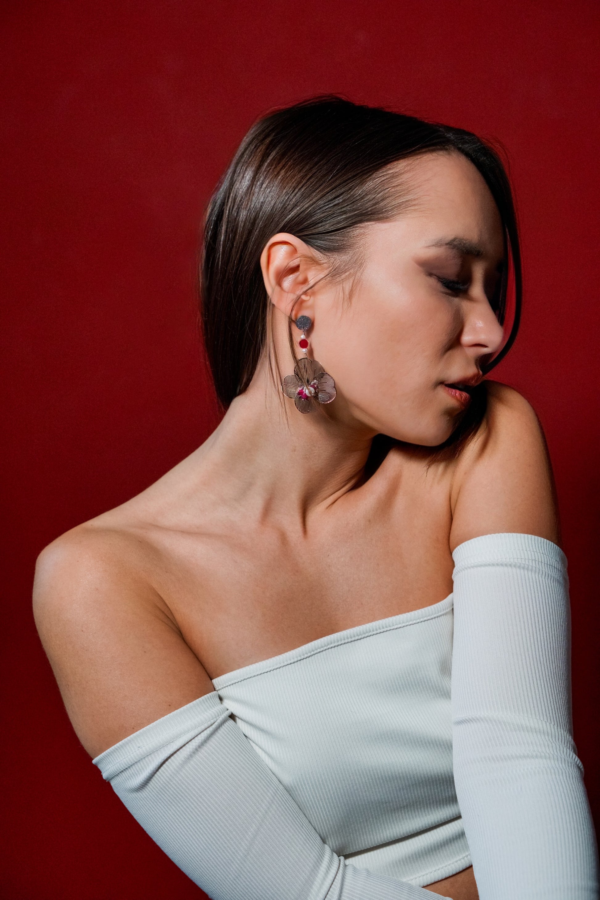 Mono orecchino in acciaio, rubini lab  e perle di conchiglia 