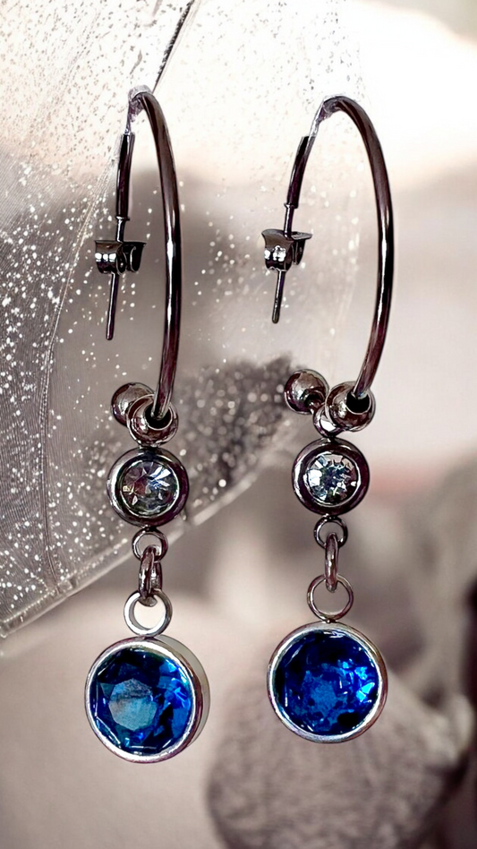 Orecchini a cerchio con perno in acciaio con pendenti blu