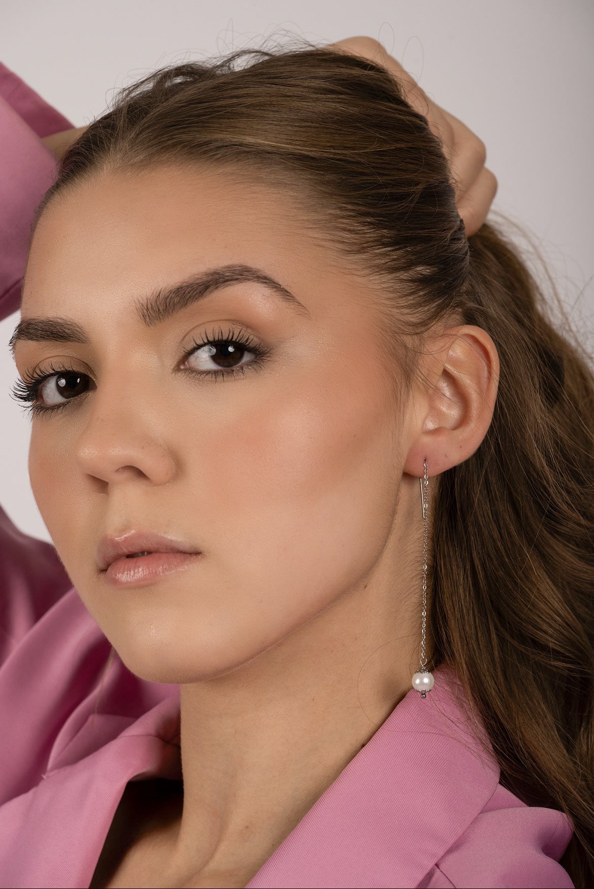 Mono orecchino a catenella acciaio e perla di conchiglia