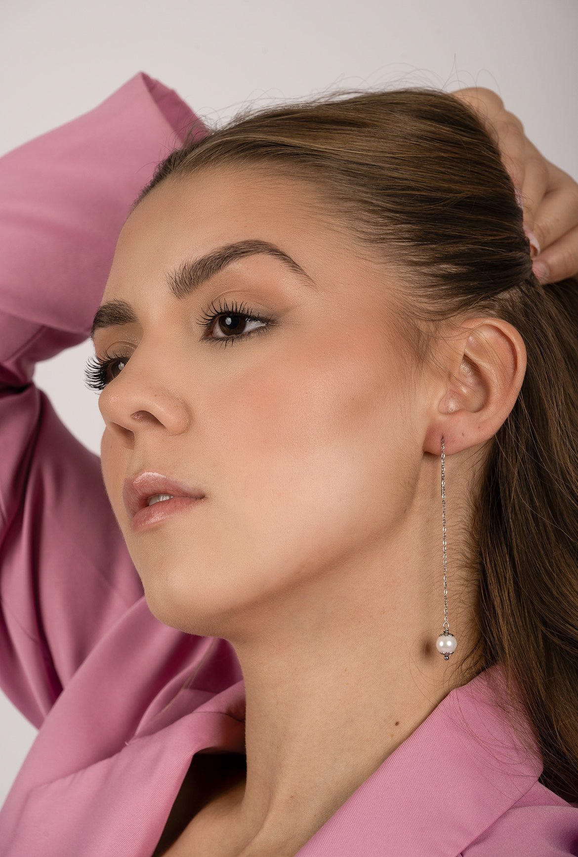 Mono orecchino a catenella acciaio e perla di conchiglia