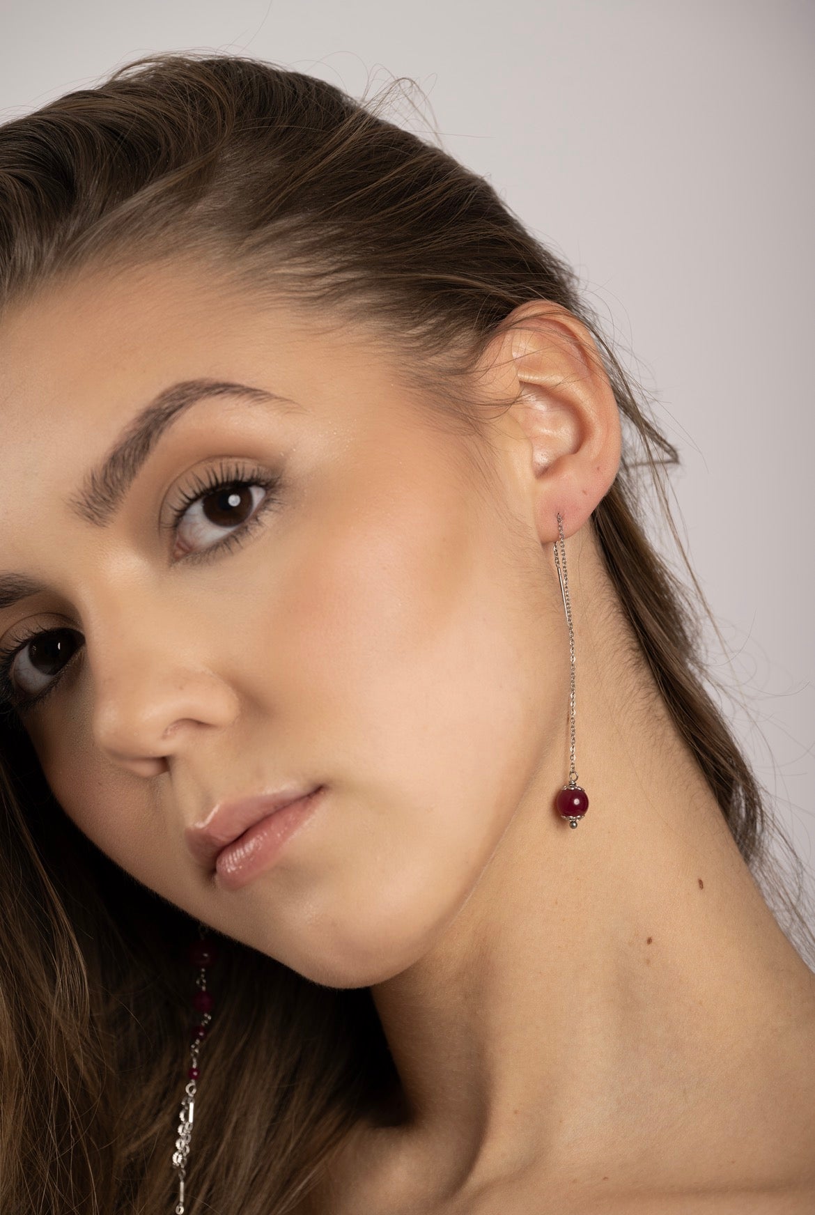 Mono orecchino a catenella acciaio e rubino lab