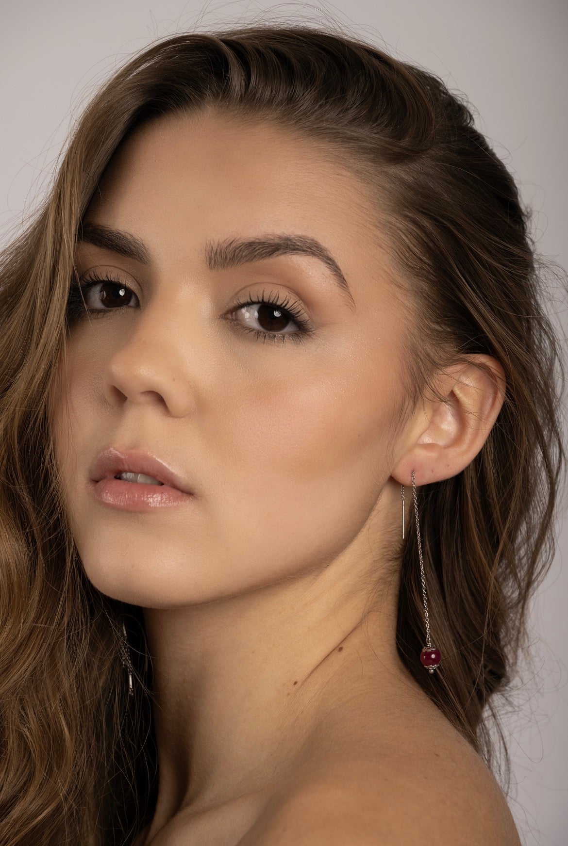 Mono orecchino a catenella acciaio e rubino lab