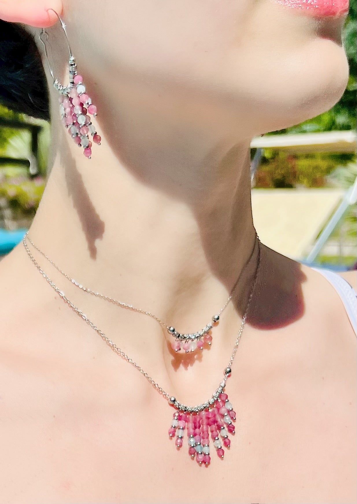 Orecchini artigianali a cerchio grandi  e girocolli con pietre semi-preziose 