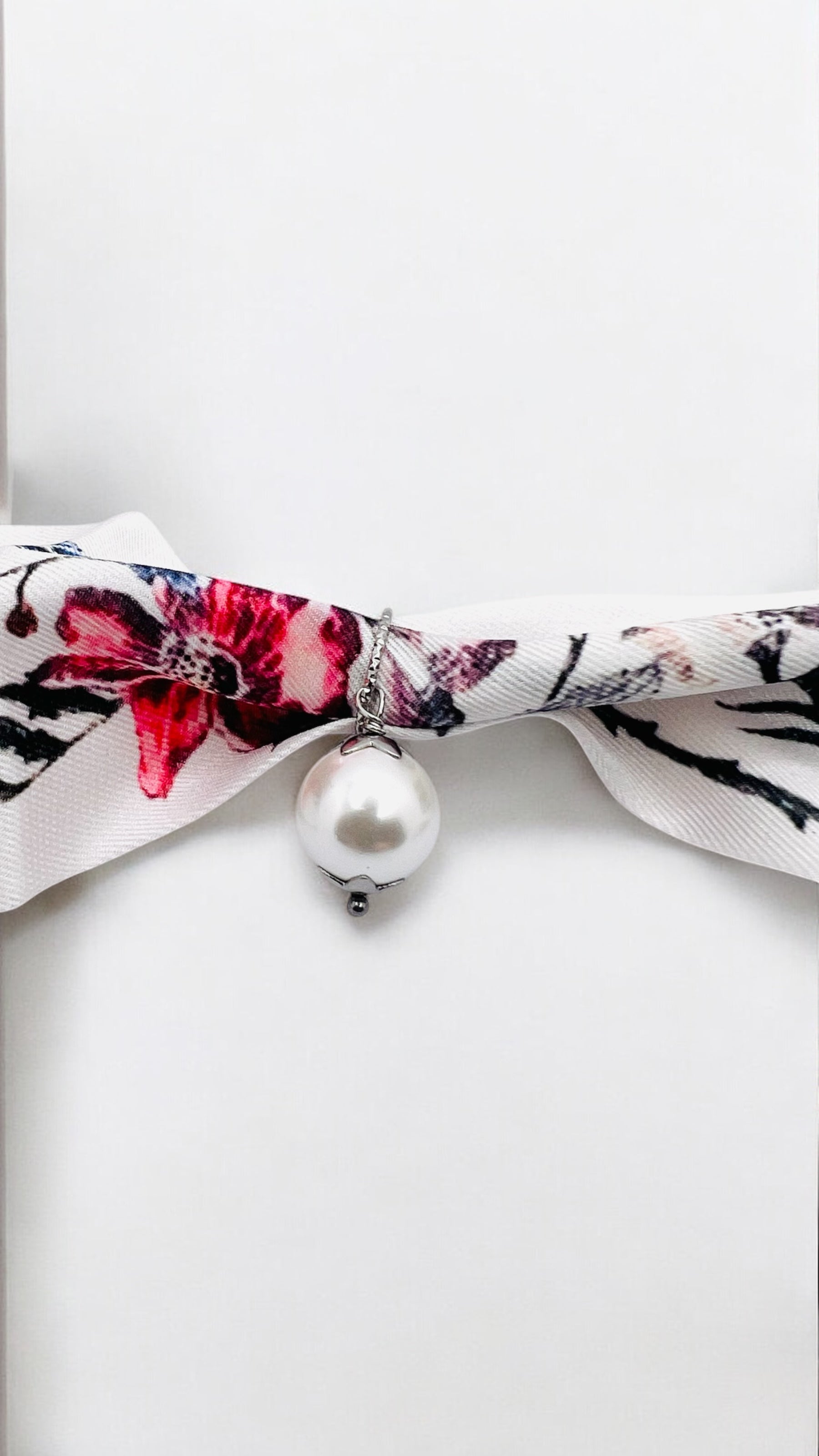Choker di raso con perla in madreperla