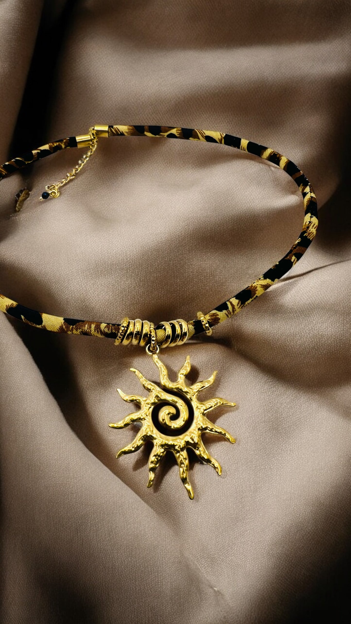 Girocollo in tessuto e acciaio