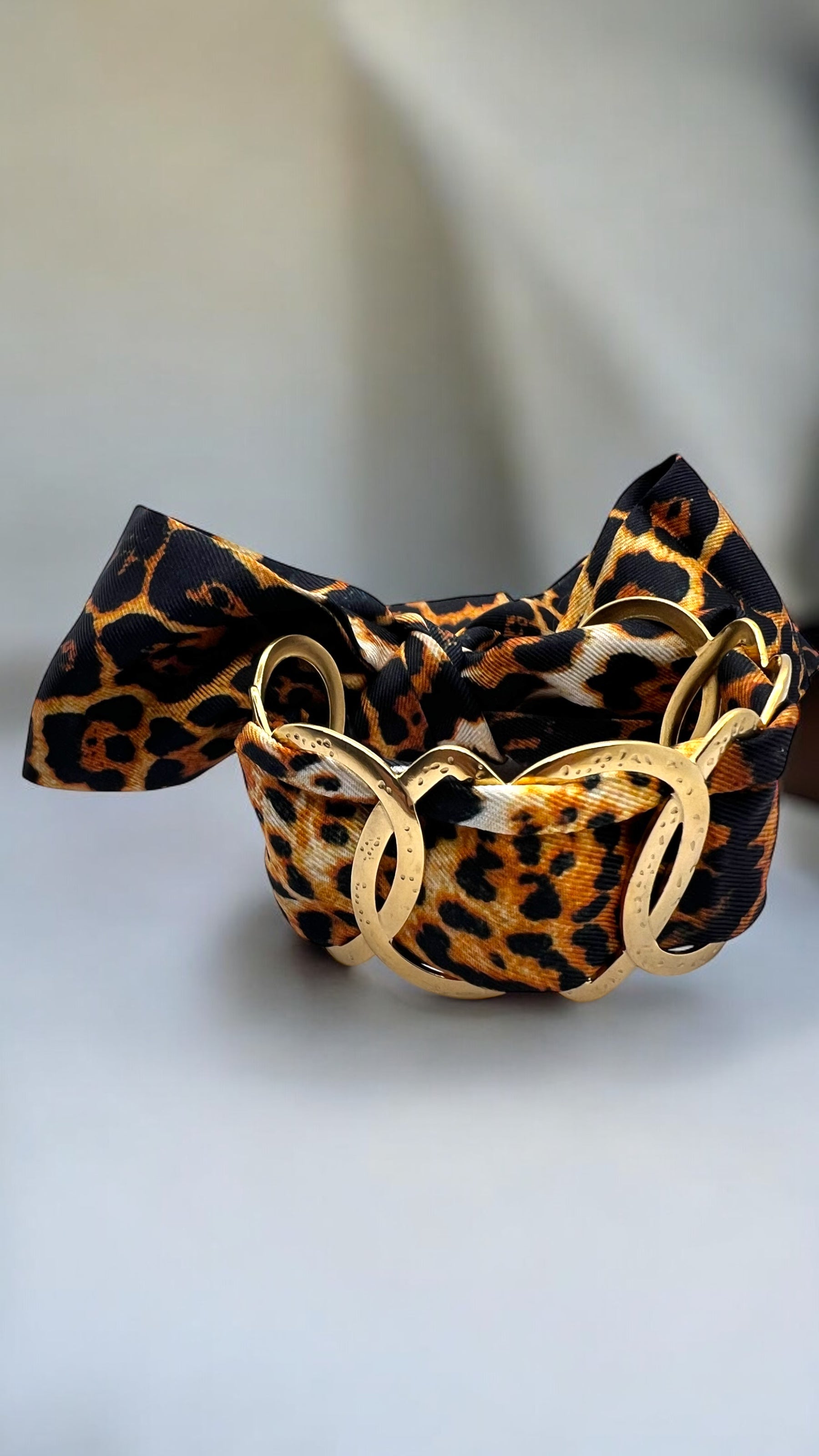 Bracciale rigido in acciaio dorato