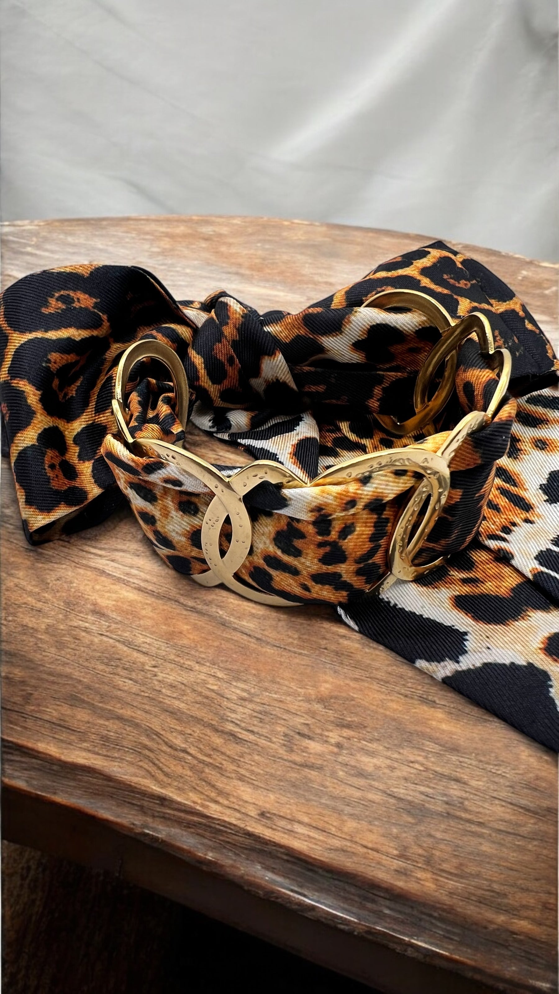 Bracciale rigido in acciaio dorato