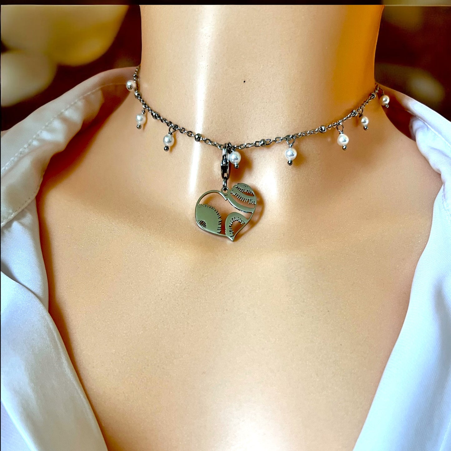 girocollo in acciaio e perle Swarovski bianche abbinato a ciondolo in acciaio